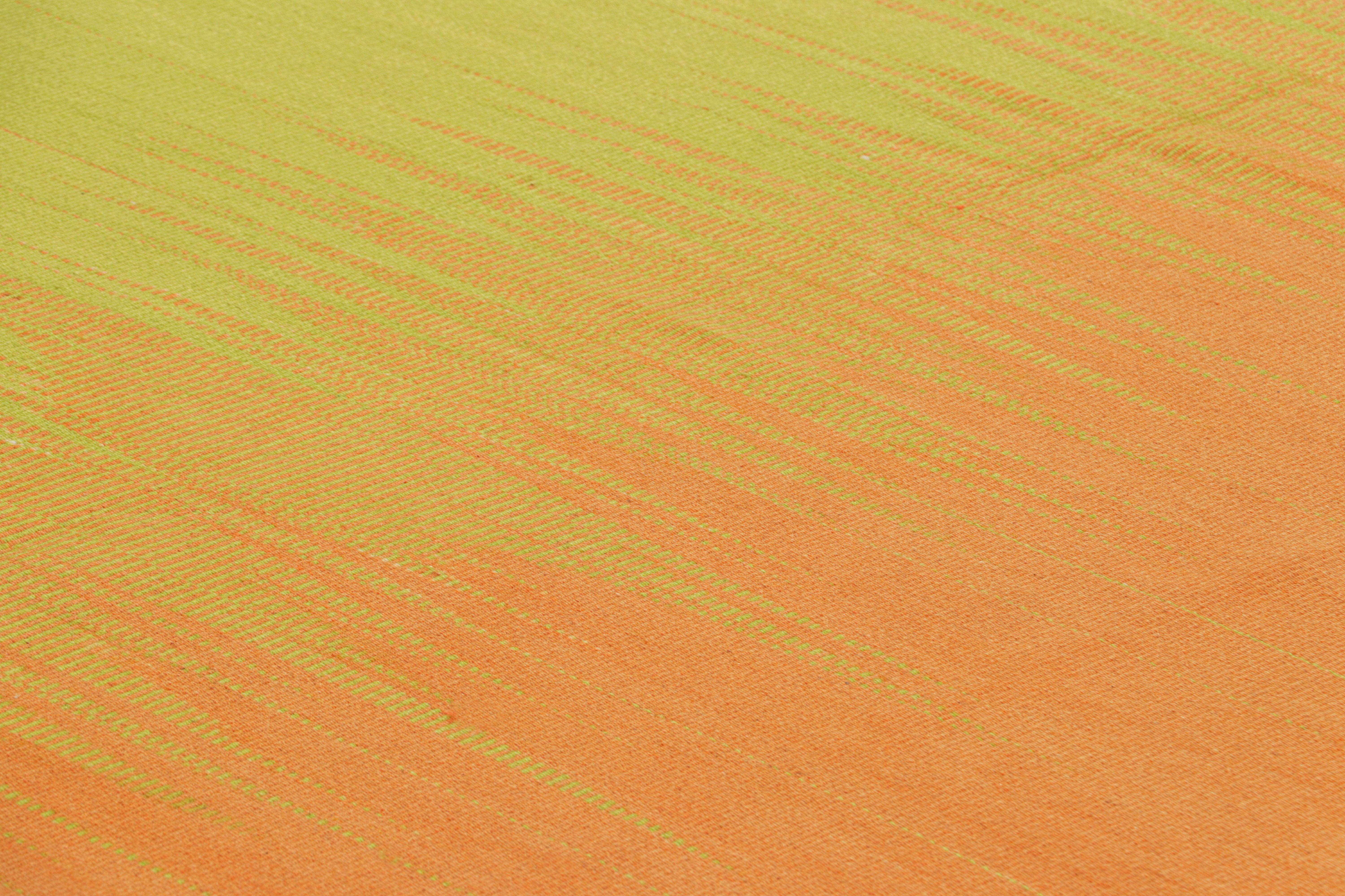 Kilim contemporáneo de Rug & Kilim en rayas amarillas y naranjas y motivos geométricos Moderno en venta