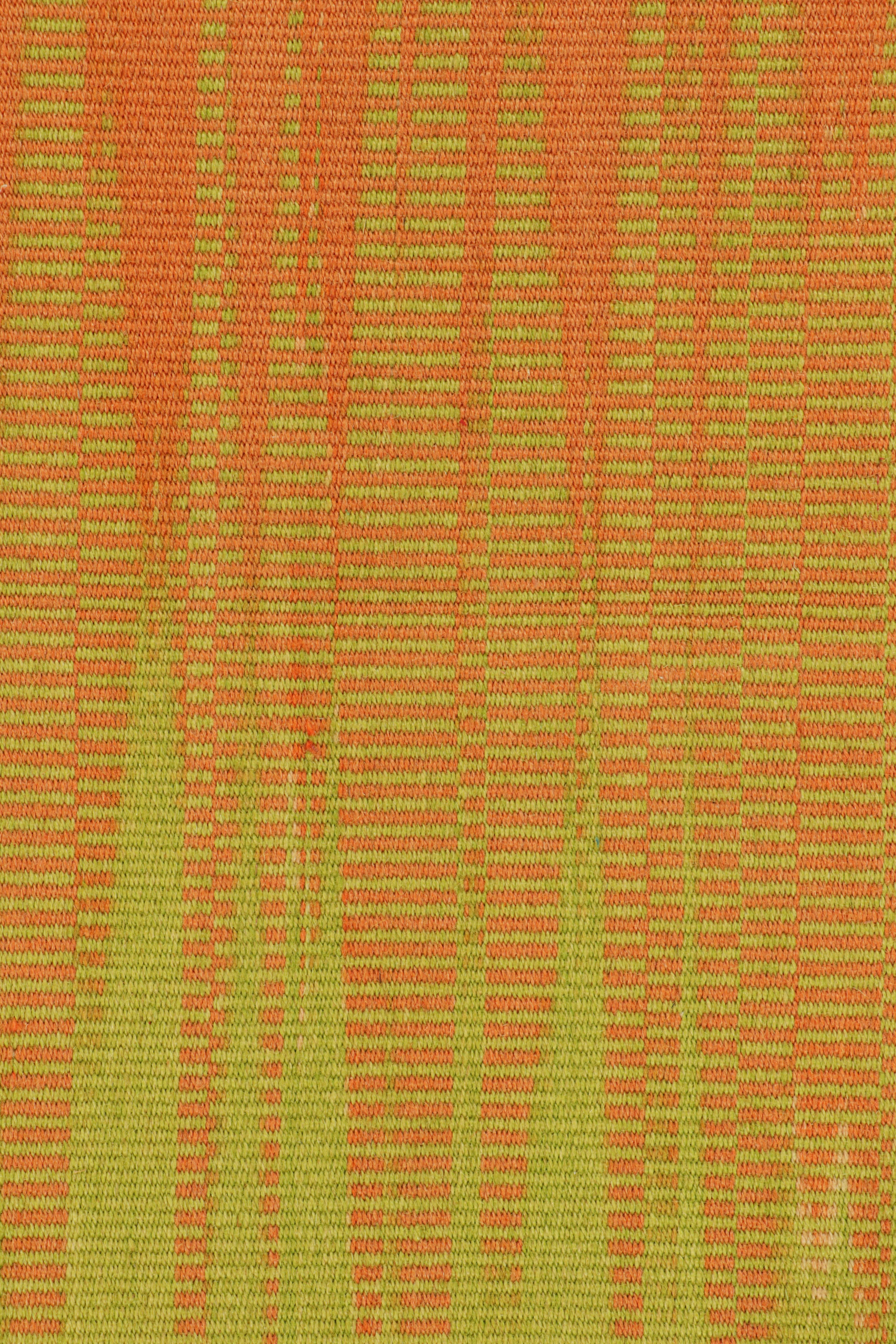 Turc Rug & Kilim's Contemporary Kilim in Yellow & Orange Stripes & Geometric Patterns (Kilim contemporain à rayures et motifs géométriques jaunes et orange) en vente