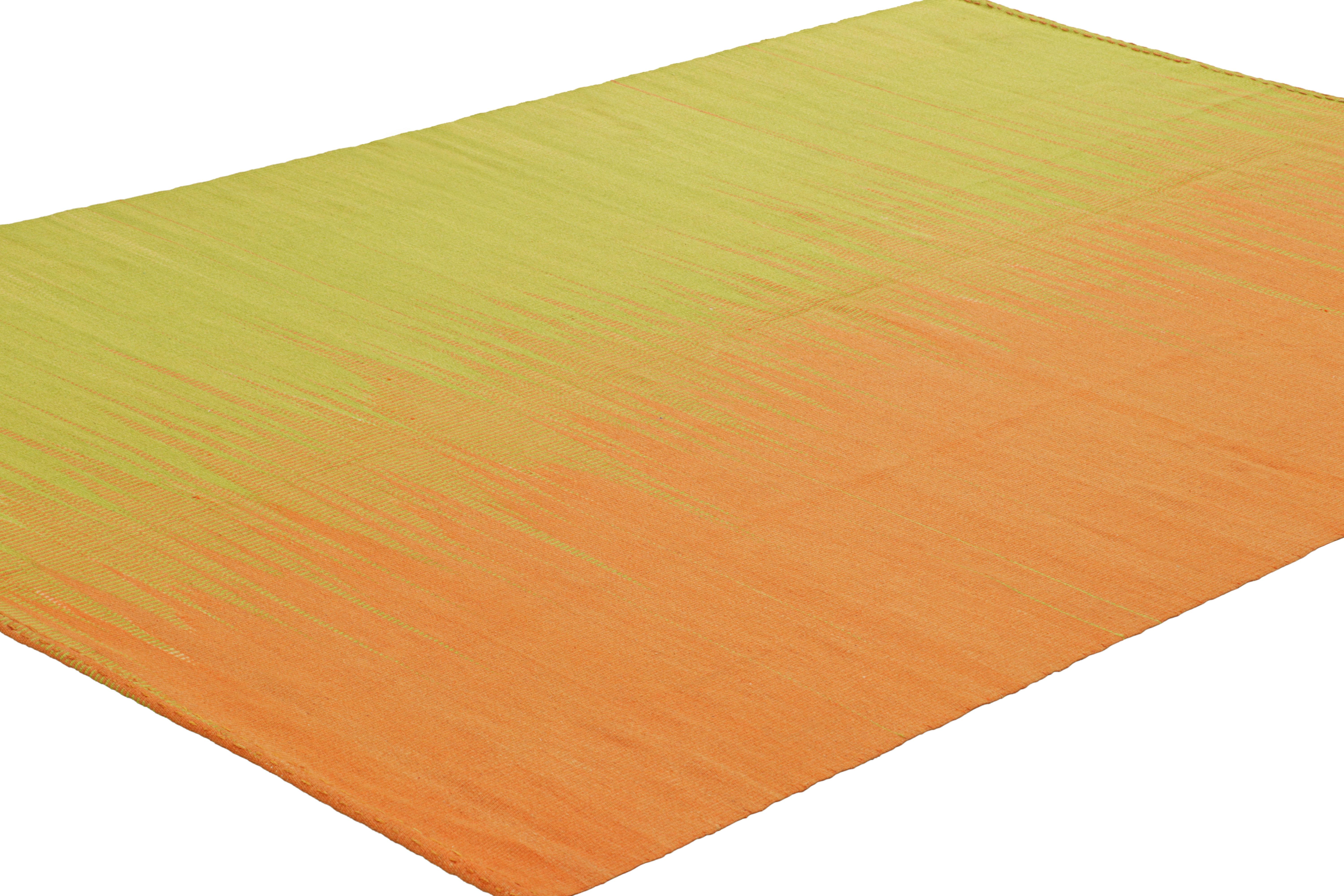 Tissé à la main Rug & Kilim's Contemporary Kilim in Yellow & Orange Stripes & Geometric Patterns (Kilim contemporain à rayures et motifs géométriques jaunes et orange) en vente