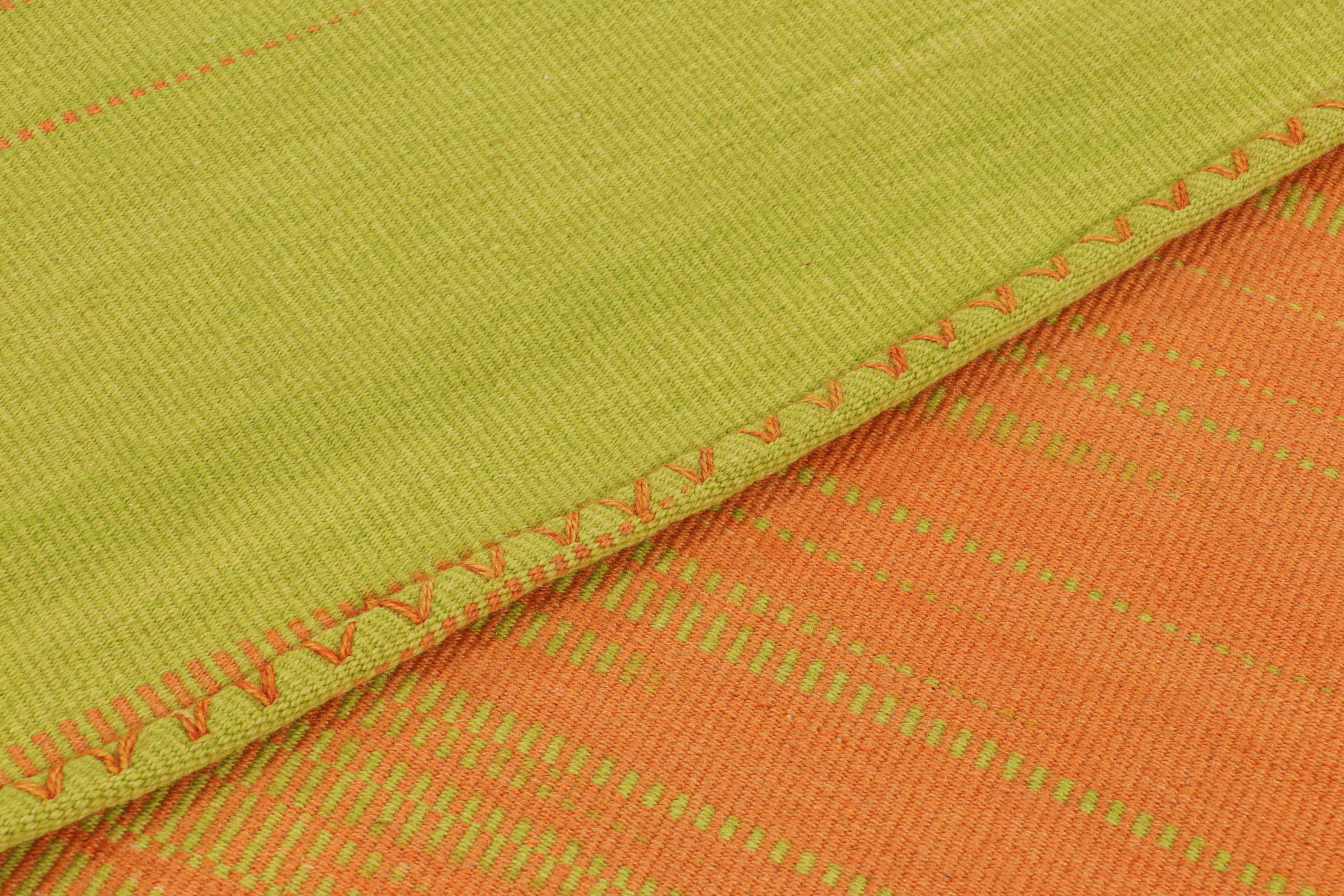XXIe siècle et contemporain Rug & Kilim's Contemporary Kilim in Yellow & Orange Stripes & Geometric Patterns (Kilim contemporain à rayures et motifs géométriques jaunes et orange) en vente