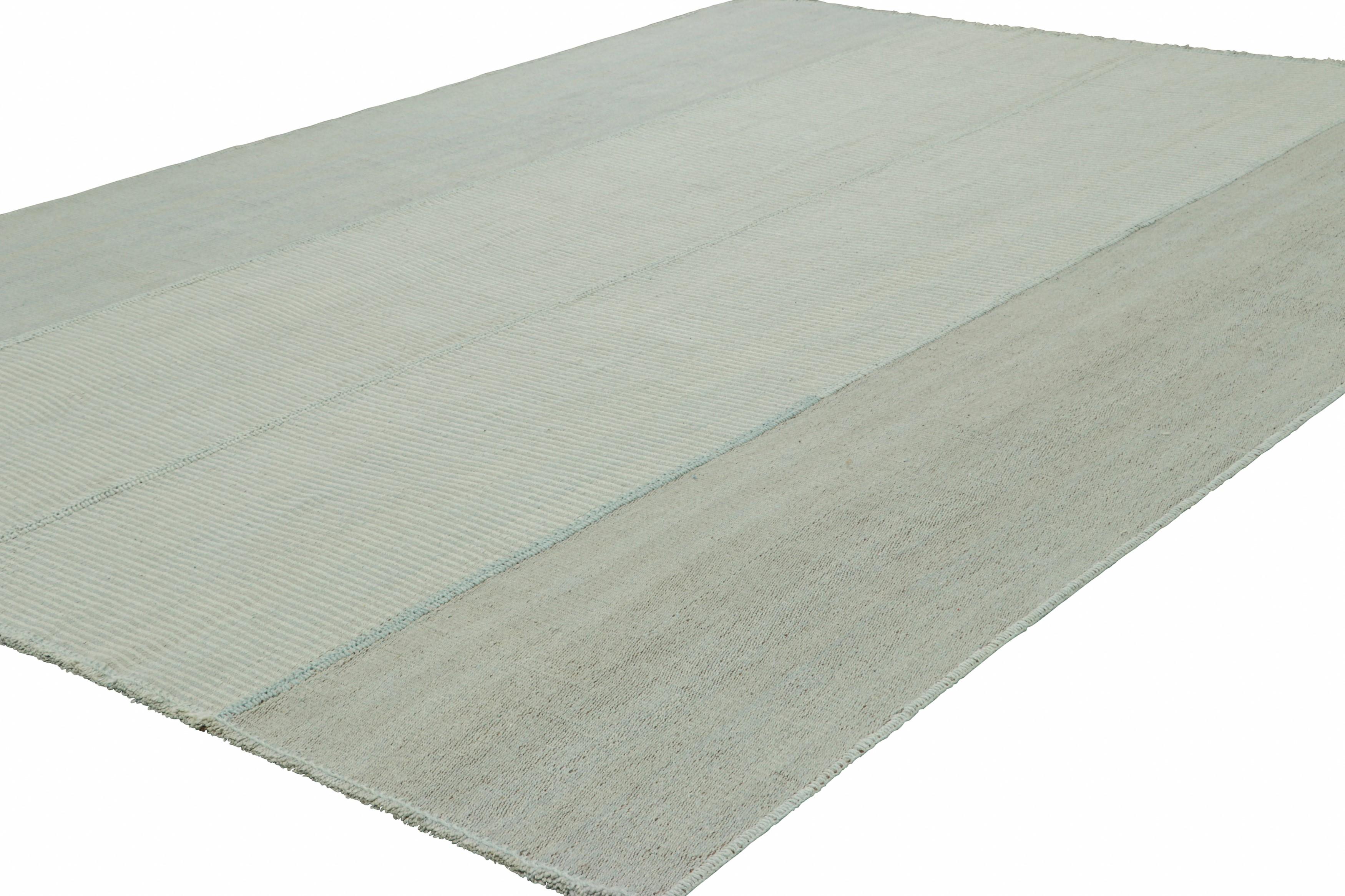 Noué à la main Rug & Kilim's Contemporary Kilim, Light Blue Textural Stripes and Beige Accents (Kilim contemporain, rayures texturées bleu clair et touches de beige) en vente