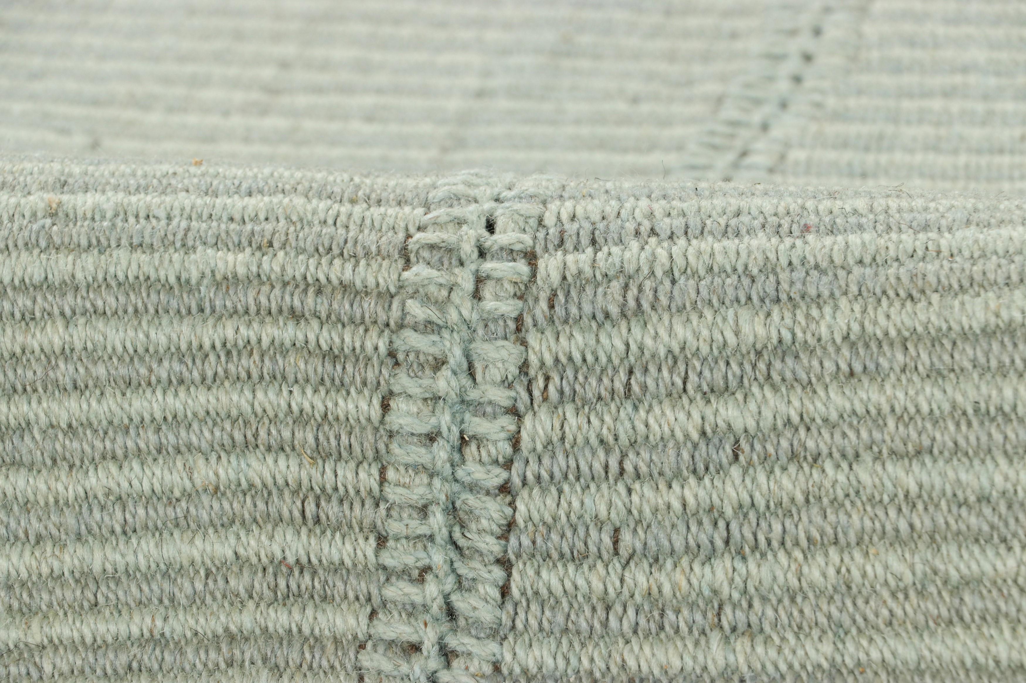XXIe siècle et contemporain Rug & Kilim's Contemporary Kilim, Light Blue Textural Stripes and Beige Accents (Kilim contemporain, rayures texturées bleu clair et touches de beige) en vente