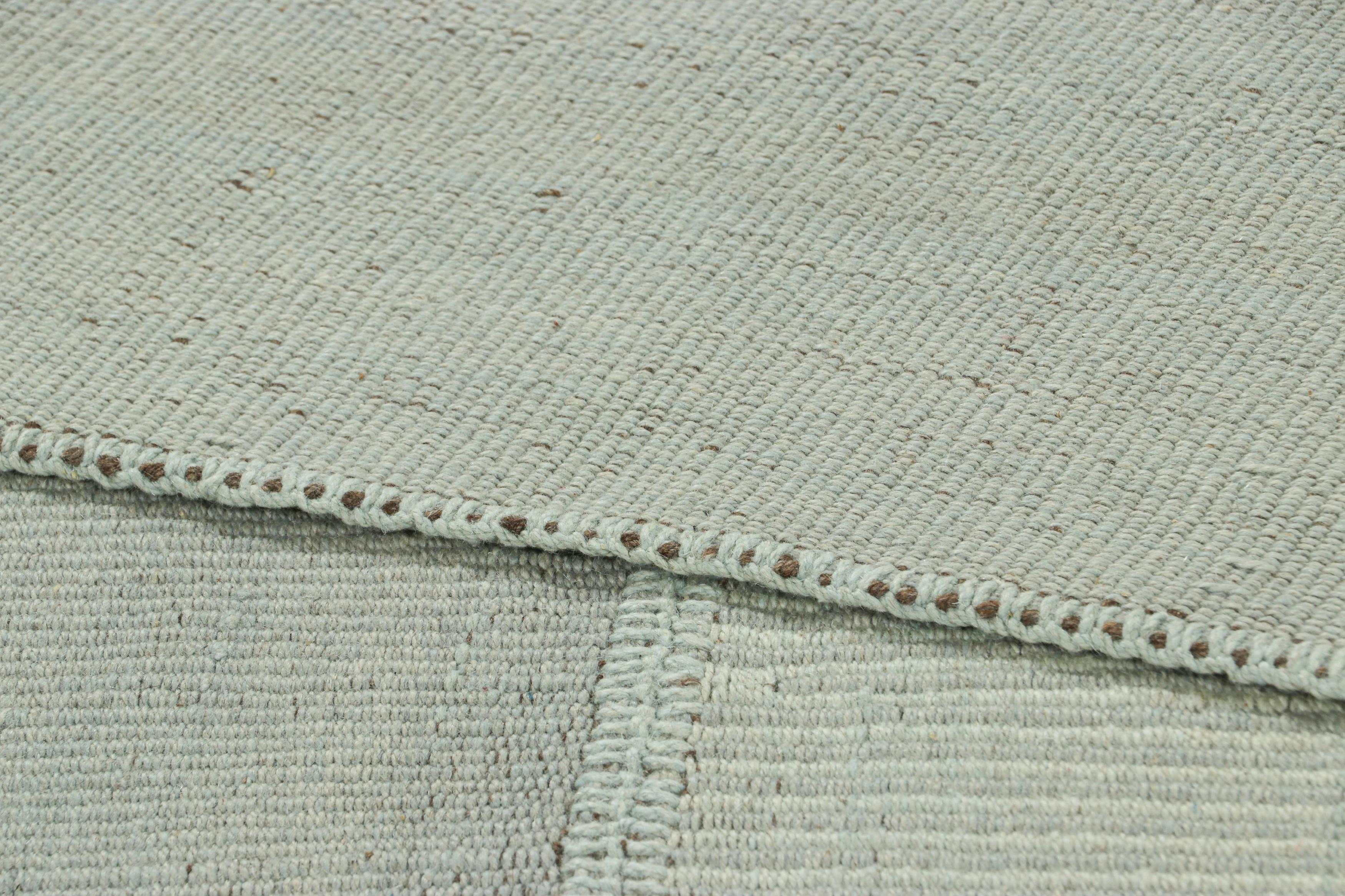 Laine Rug & Kilim's Contemporary Kilim, Light Blue Textural Stripes and Beige Accents (Kilim contemporain, rayures texturées bleu clair et touches de beige) en vente