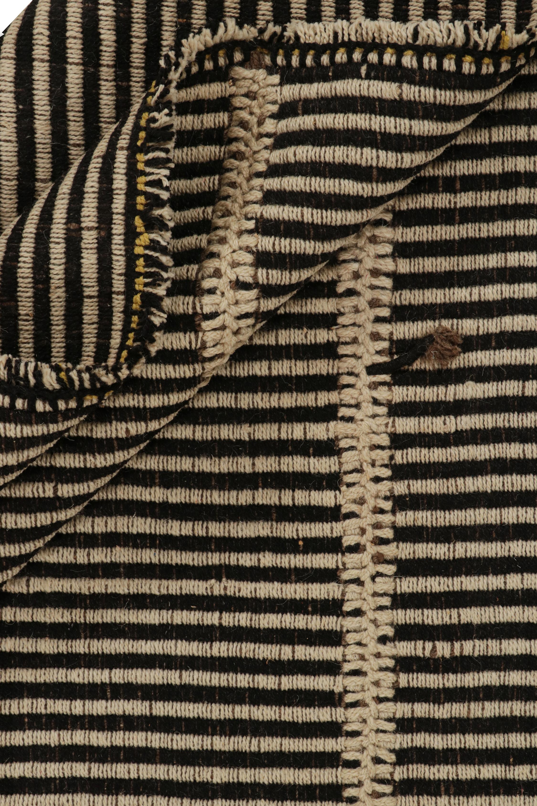 XXIe siècle et contemporain Tapis Kilim contemporain de Rug & Kilim en rayures beiges et noires en vente