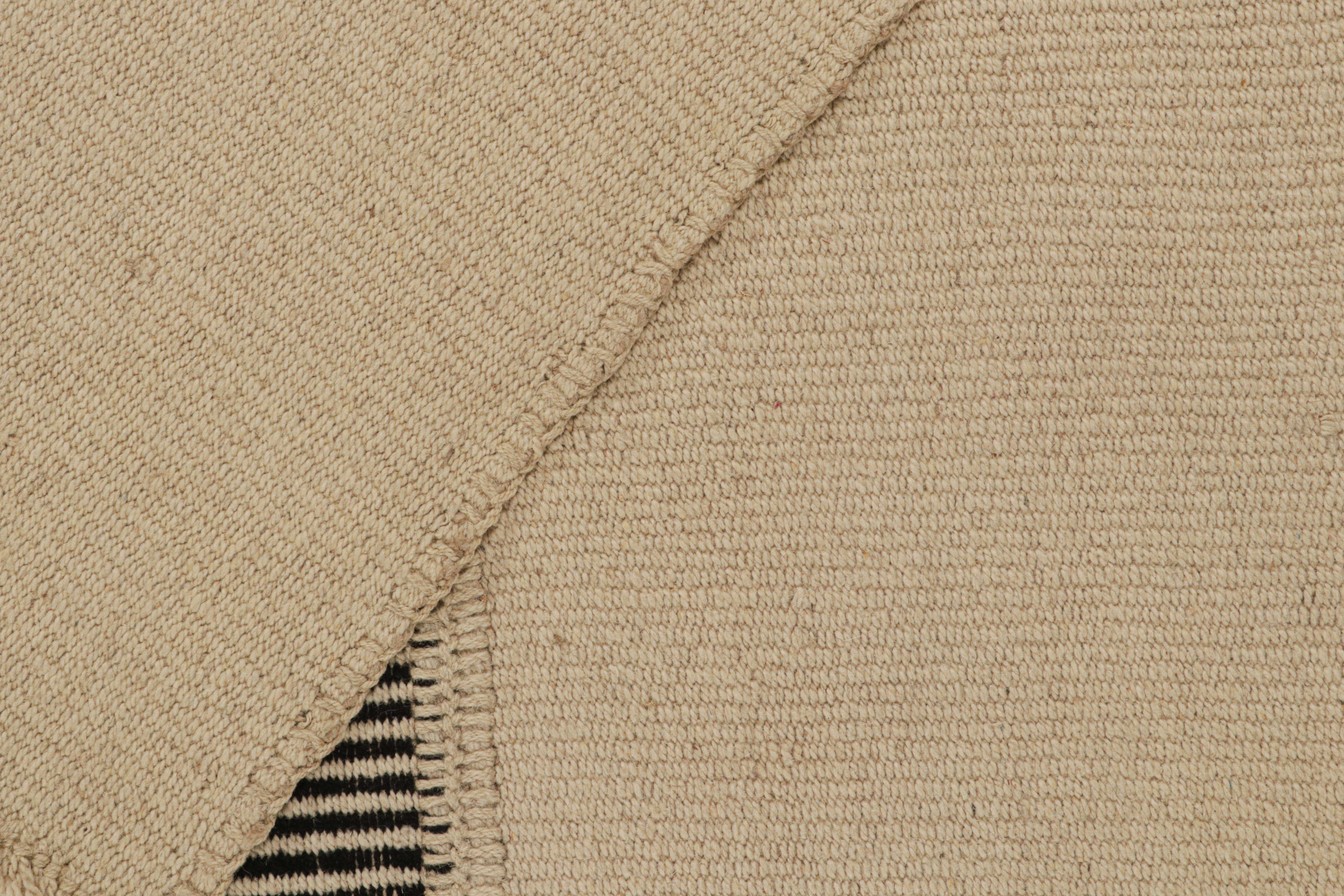 XXIe siècle et contemporain Tapis Kilim contemporain de Rug & Kilim en rayures beiges et noires en vente