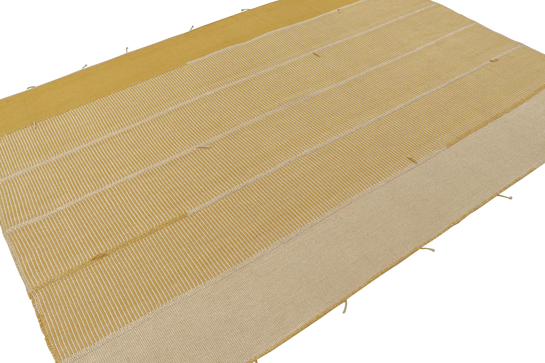 Moderno Rug & Kilim: Tappeto Kilim contemporaneo a strisce beige e senape in vendita