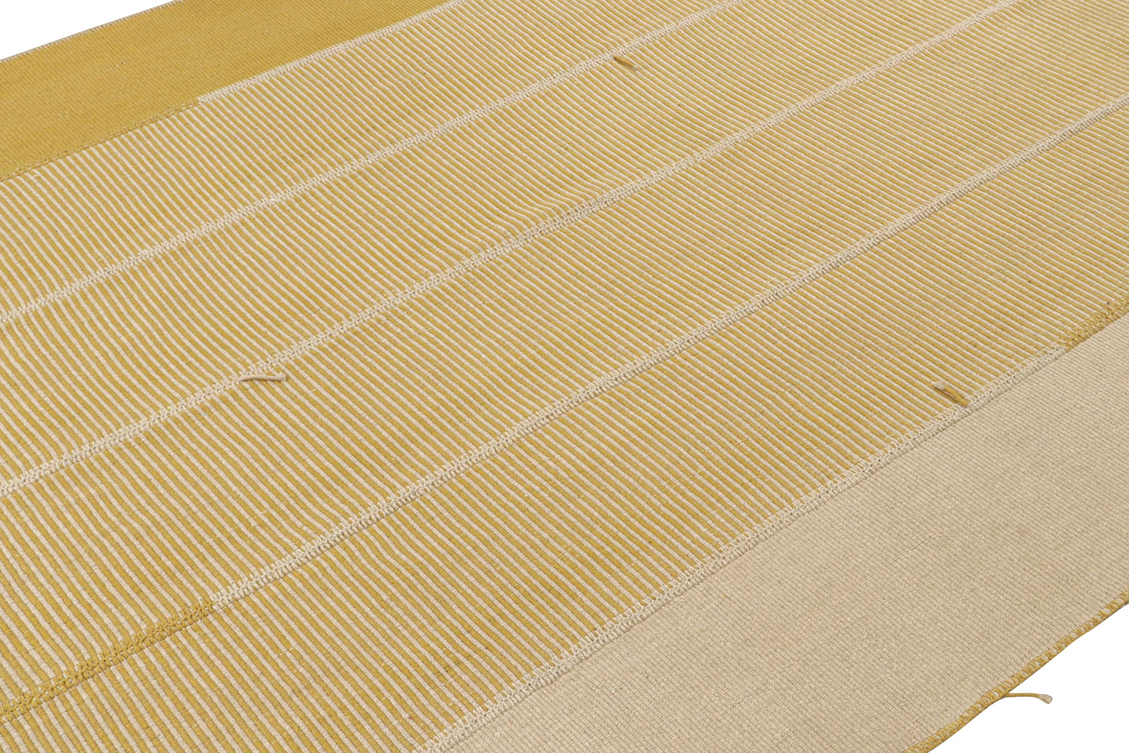 Persiano Rug & Kilim: Tappeto Kilim contemporaneo a strisce beige e senape in vendita