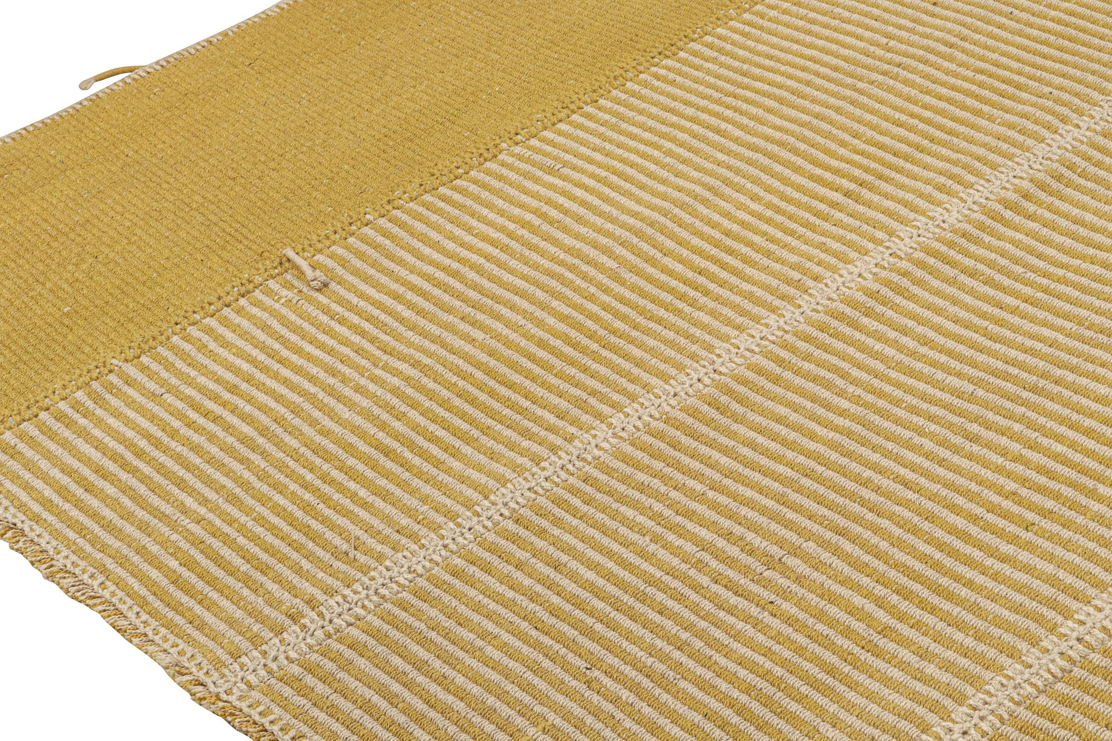 Annodato a mano Rug & Kilim: Tappeto Kilim contemporaneo a strisce beige e senape in vendita