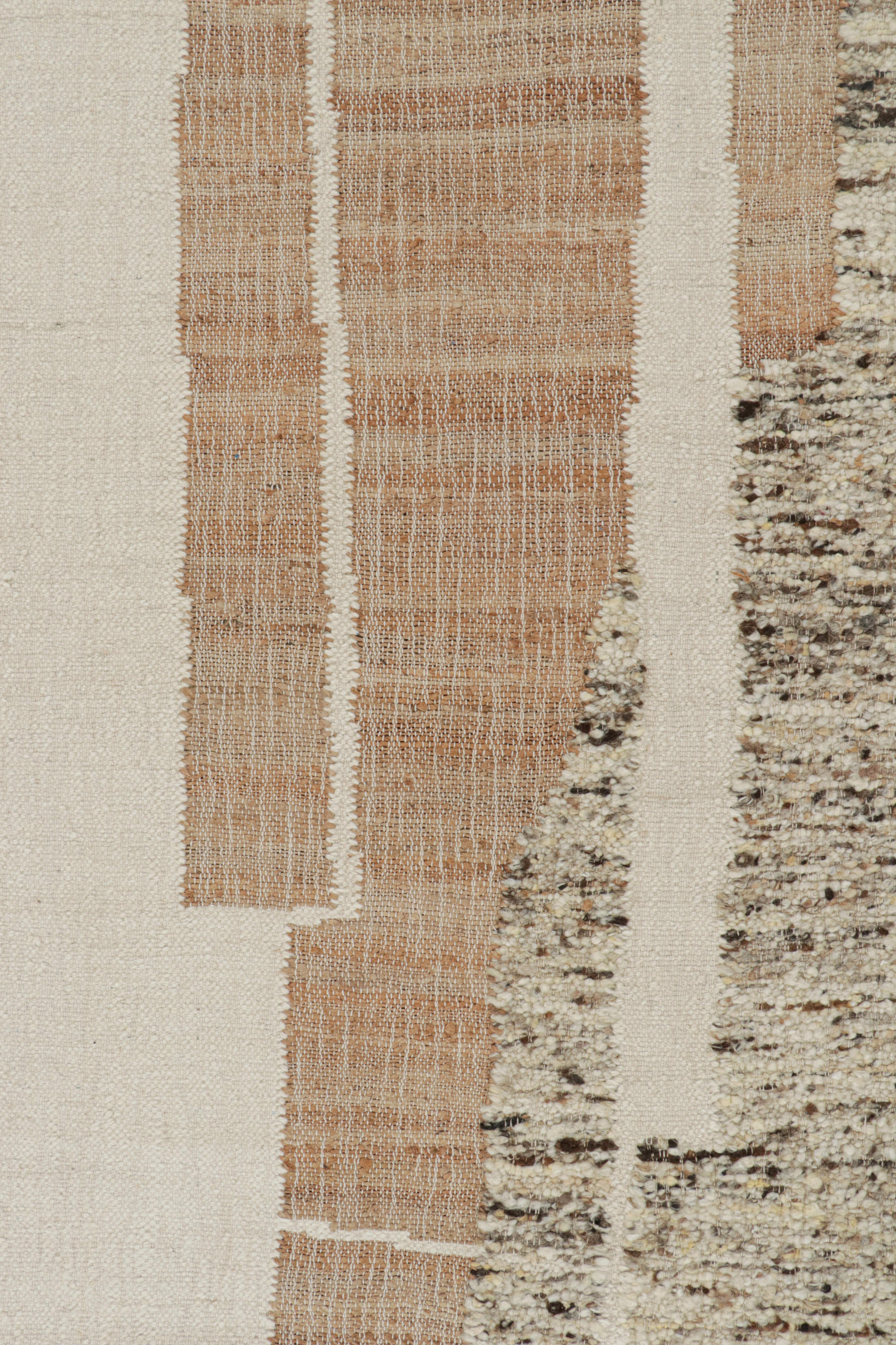 Rug & Kilim’s Contemporary kilim rug in Beige-Brown & White Abstract Pattern In New Condition For Sale In Long Island City, NY