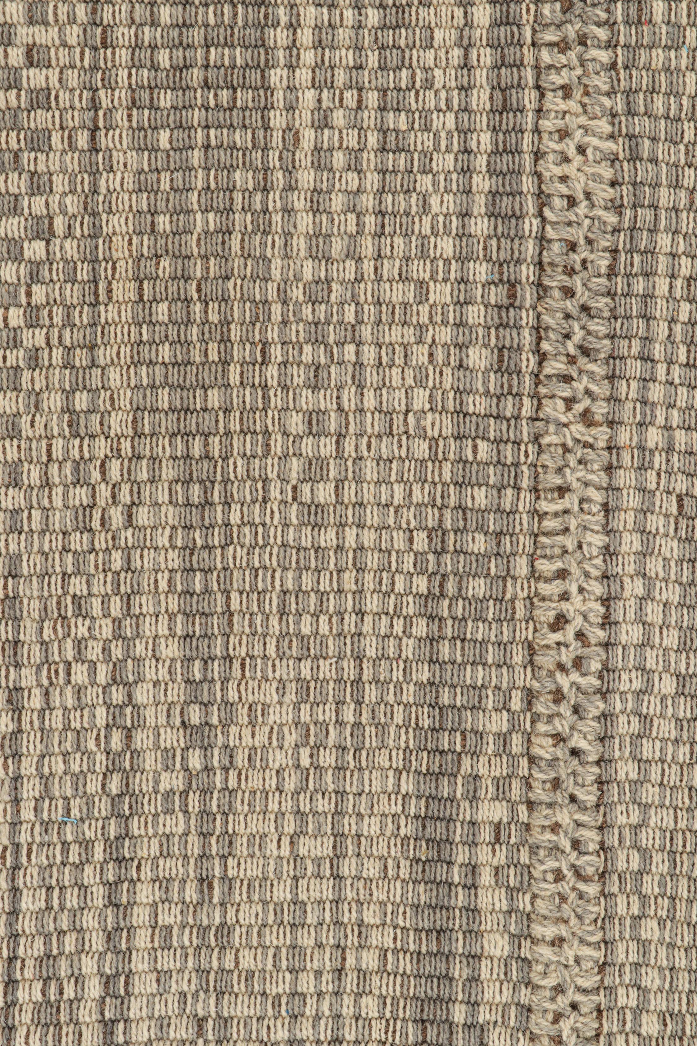 Rug & Kilim - Tappeto Kilim Contemporaneo in Beige-Marrone con Accenti Grigi In condizioni Nuovo in vendita a Long Island City, NY