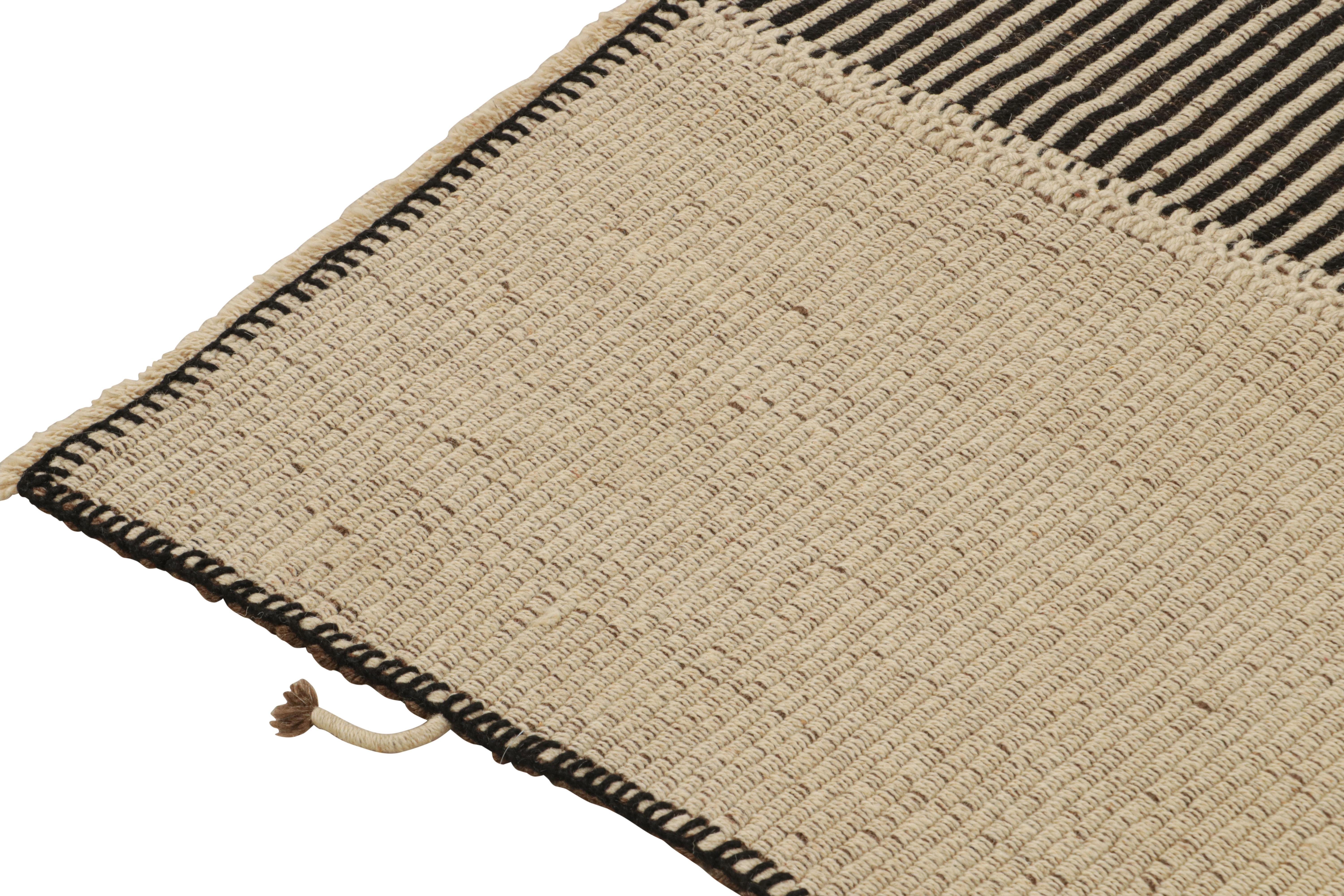 Annodato a mano Rug & Kilim - Tappeto Kilim contemporaneo in beige con accenti neri e marroni in vendita
