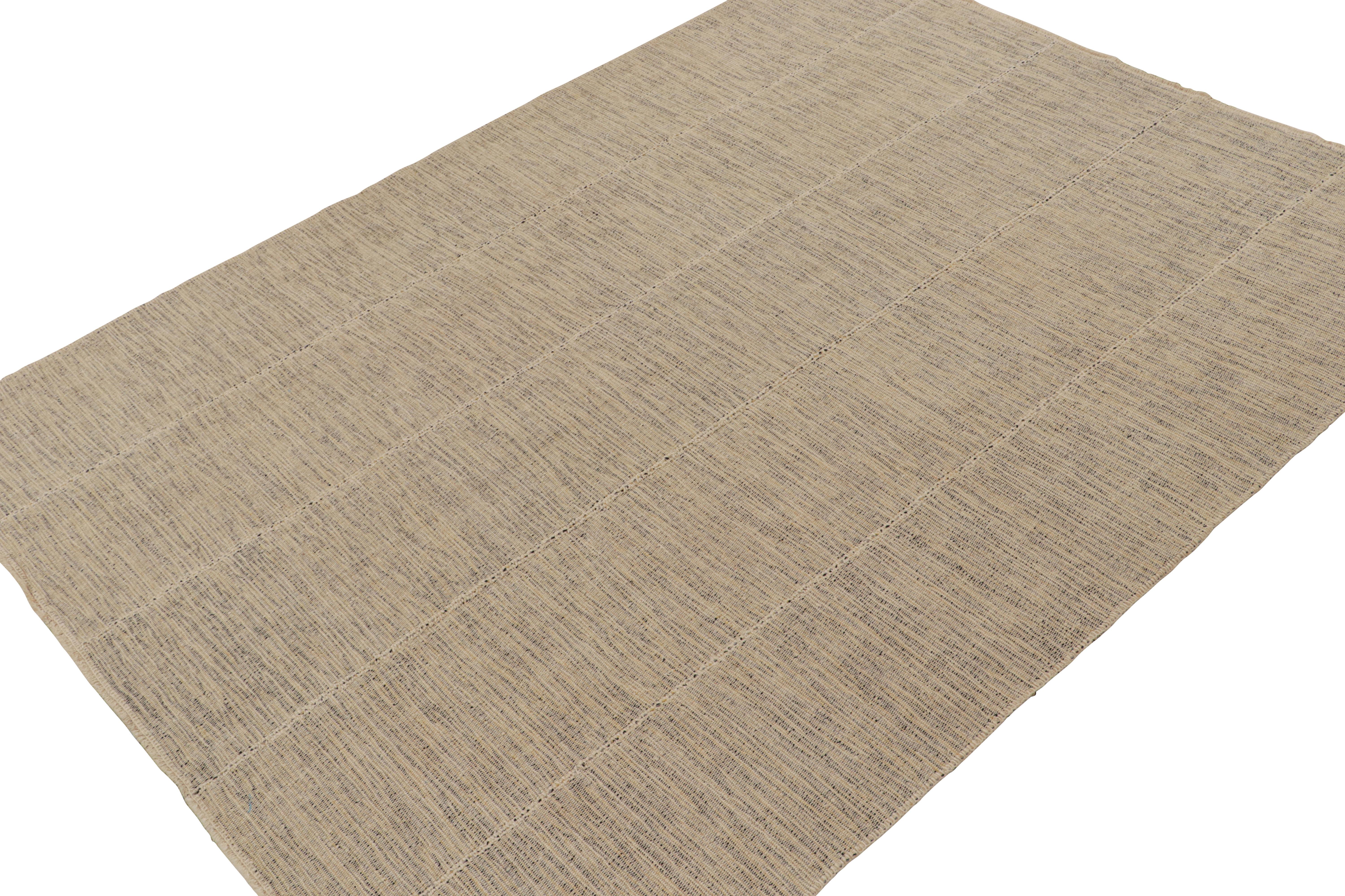 Moderne Tapis Kilim contemporain de Rug & Kilim en beige avec des accents noirs et jaunes en vente