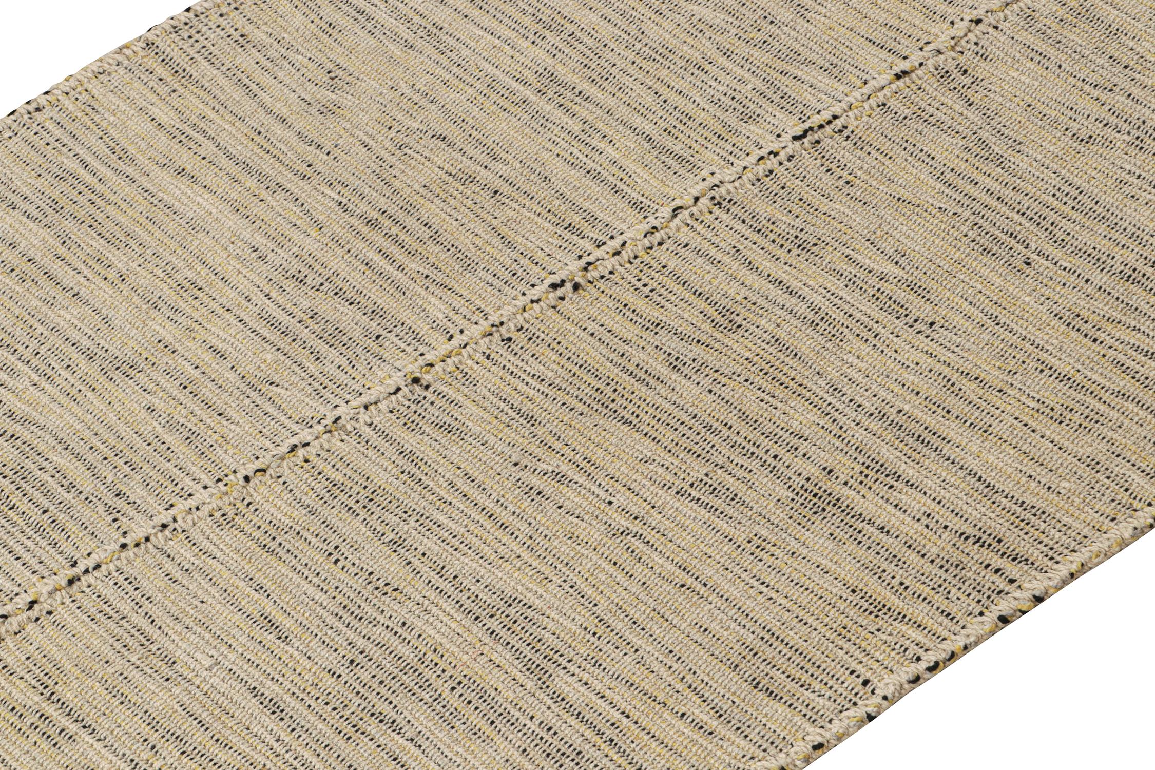 Perse Rug & Kilims Tapis Kilim Contemporary en beige avec des accents noirs et jaunes en vente