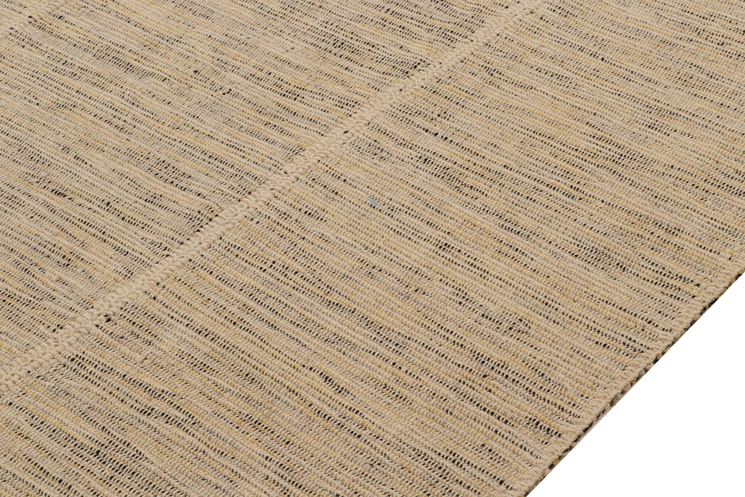 Alfombra Kilim Contemporánea de Rug & Kilim en Beige con Acentos Negros y Amarillos Anudado a mano en venta