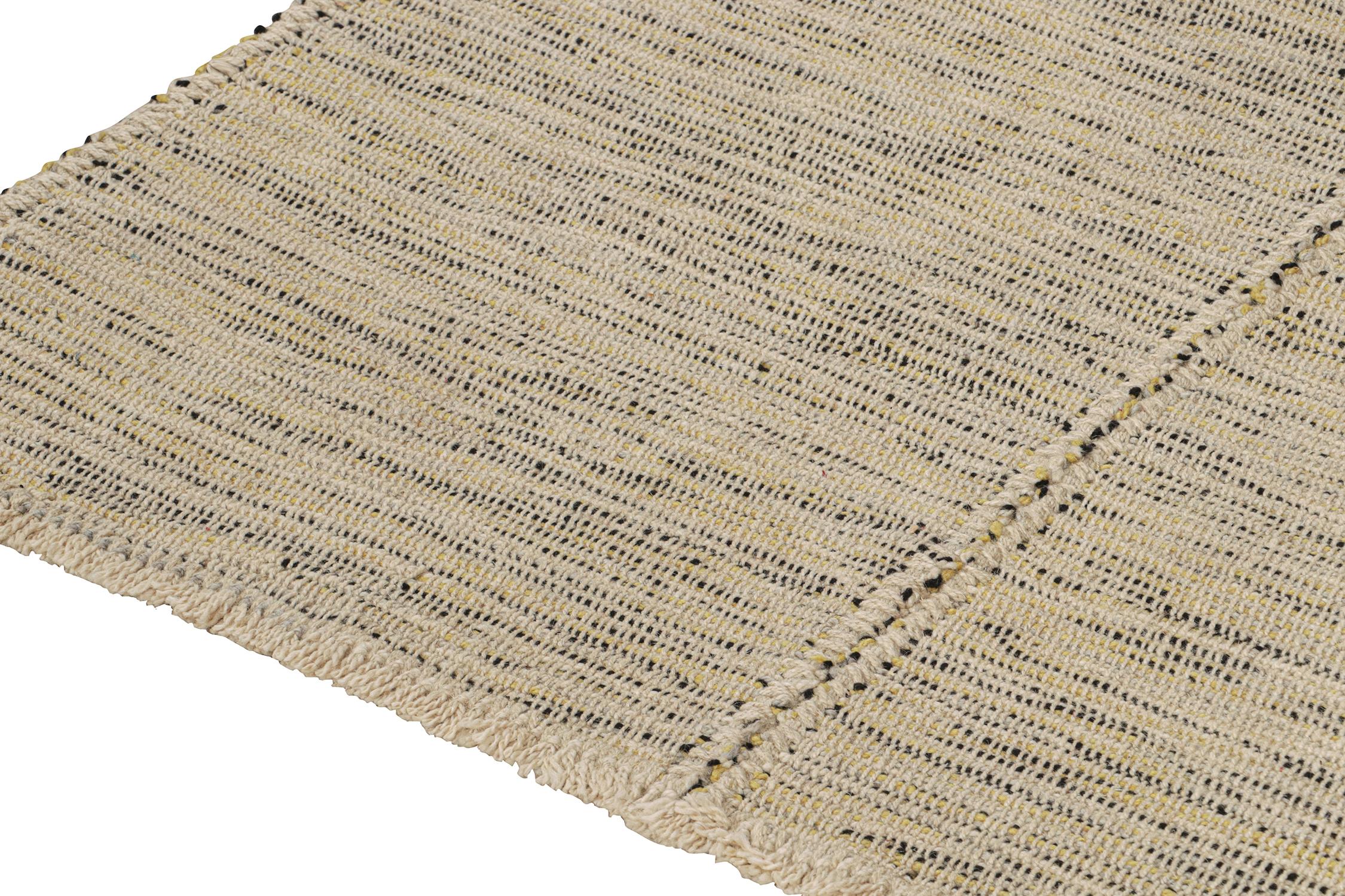 Noué à la main Rug & Kilims Tapis Kilim Contemporary en beige avec des accents noirs et jaunes en vente