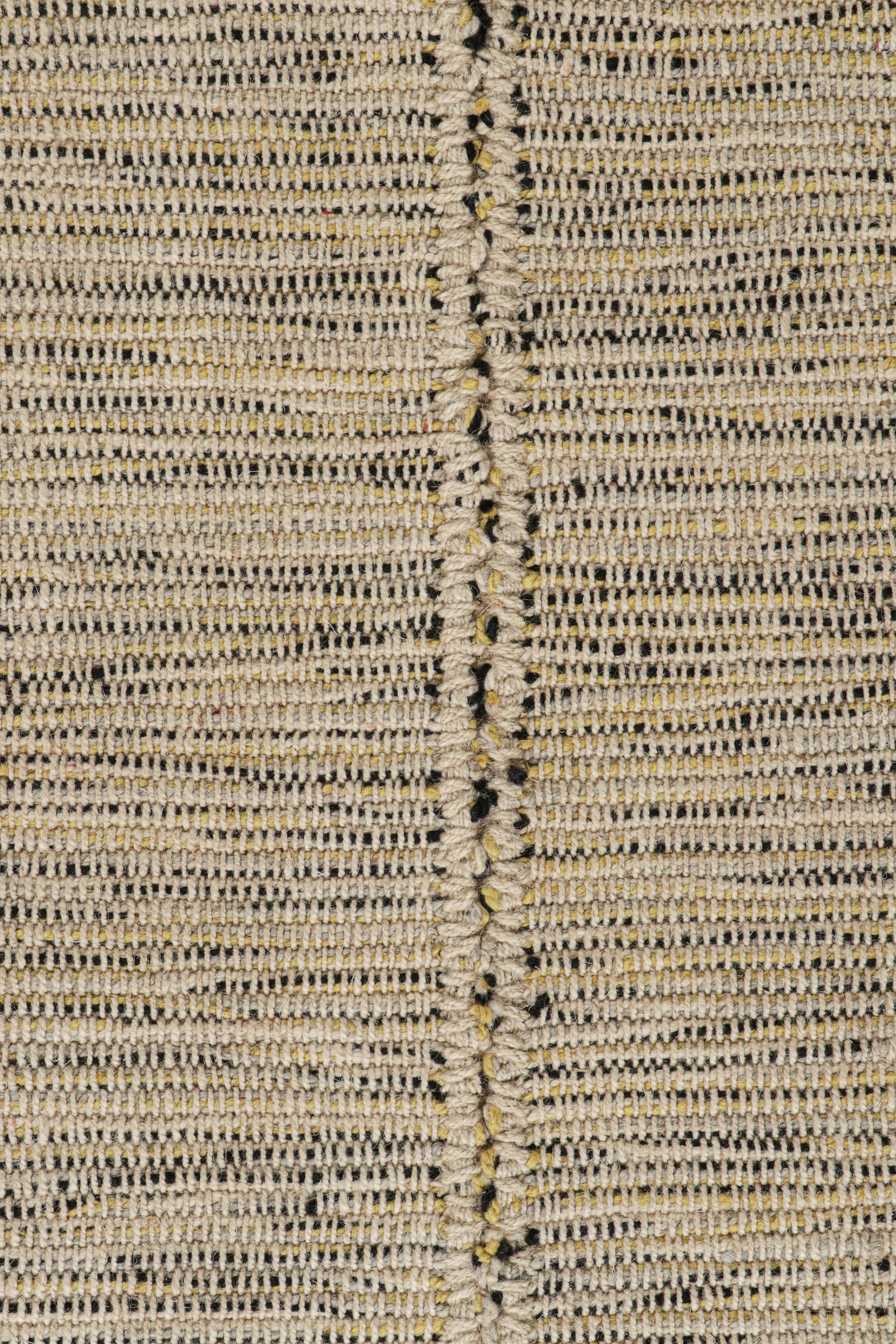 Rug & Kilims Tapis Kilim Contemporary en beige avec des accents noirs et jaunes Neuf - En vente à Long Island City, NY