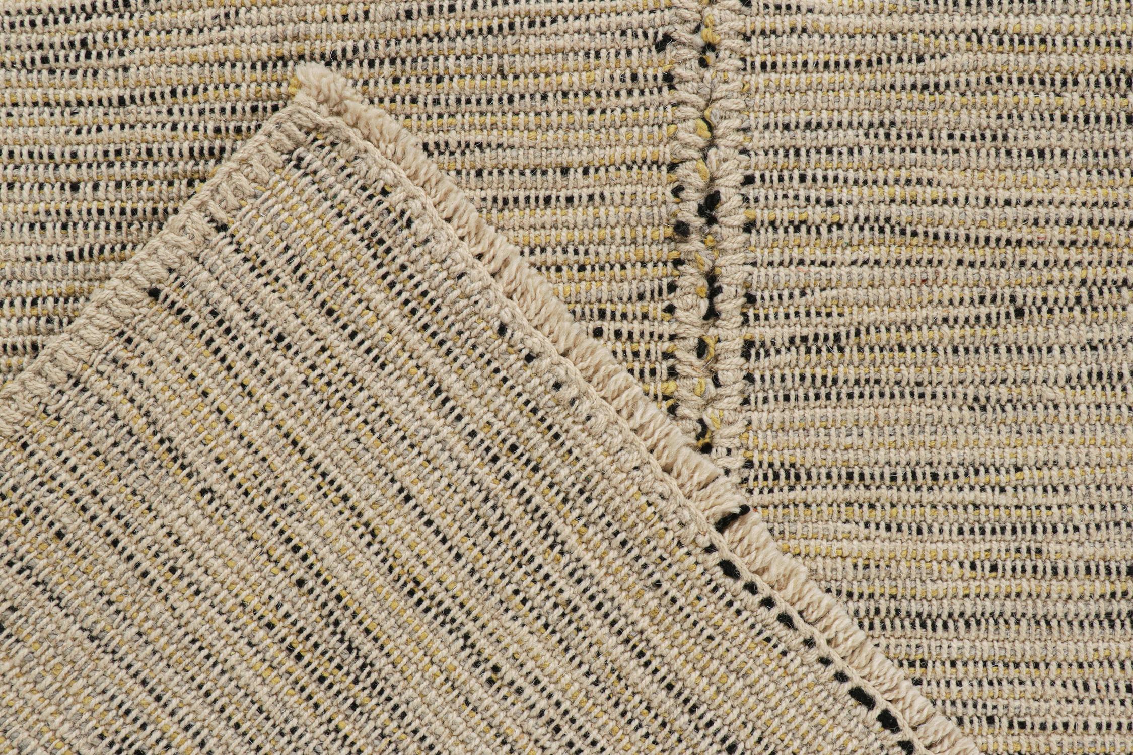 XXIe siècle et contemporain Rug & Kilims Tapis Kilim Contemporary en beige avec des accents noirs et jaunes en vente