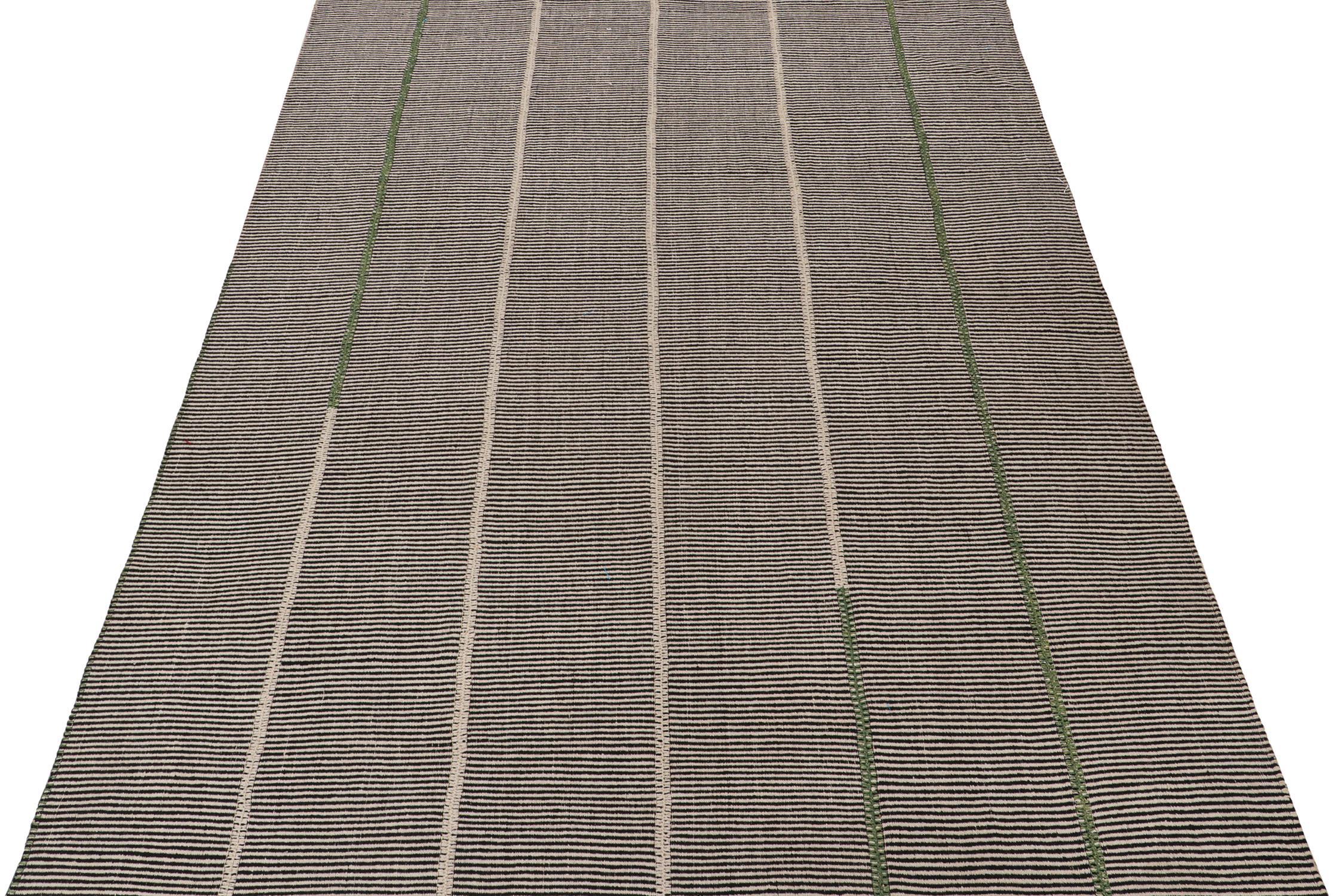 Moderne Tapis Kilim contemporain de Rug & Kilim à rayures noires, beiges et vertes en vente