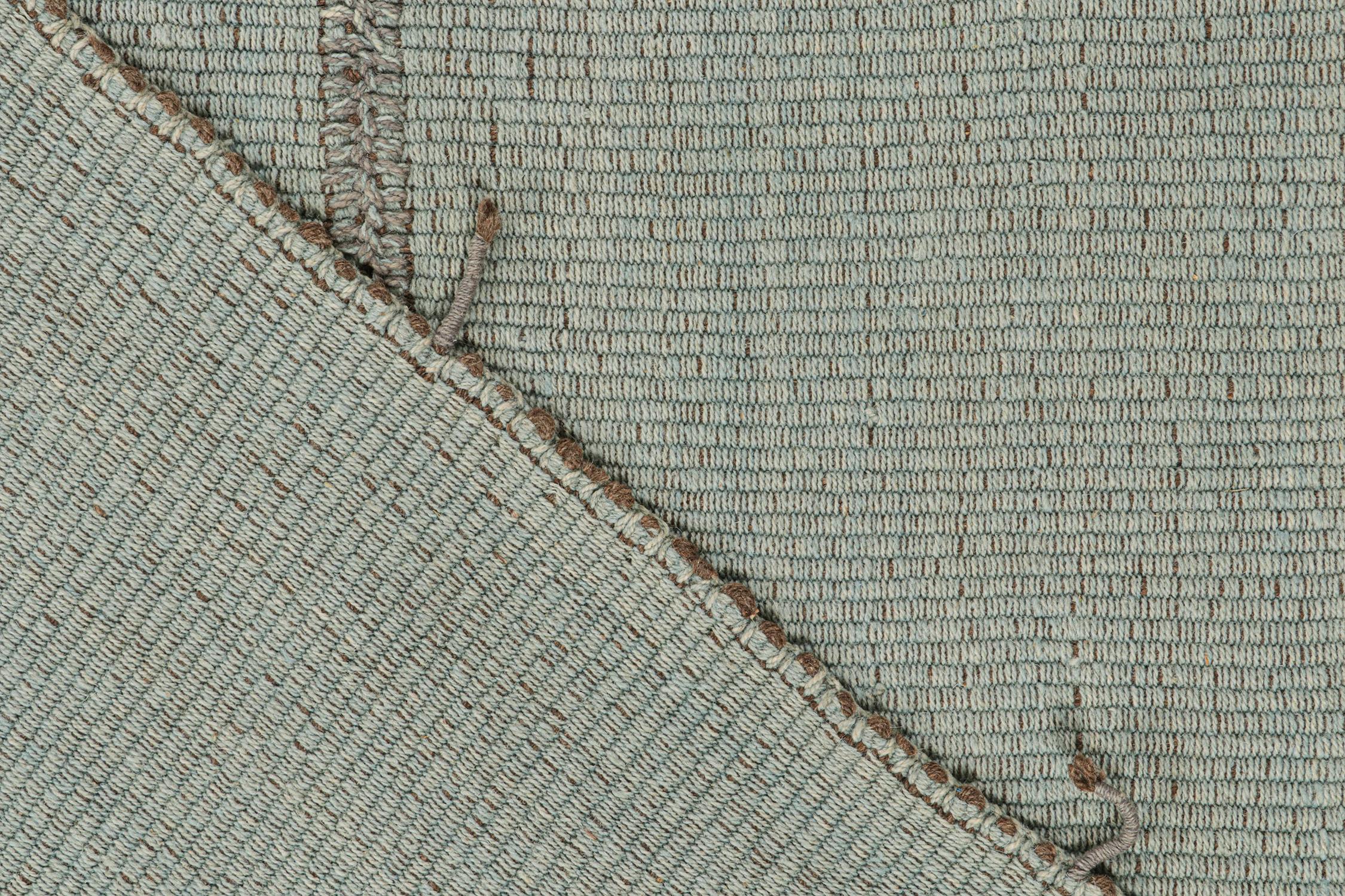 XXIe siècle et contemporain Tapis Kilim contemporain de Rug & Kilim en bleu avec des rayures grises et des accents bruns en vente