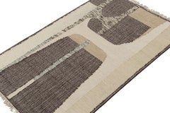 Rug & Kilim è un tappeto kilim contemporaneo con motivo astratto marrone, bianco e nero.