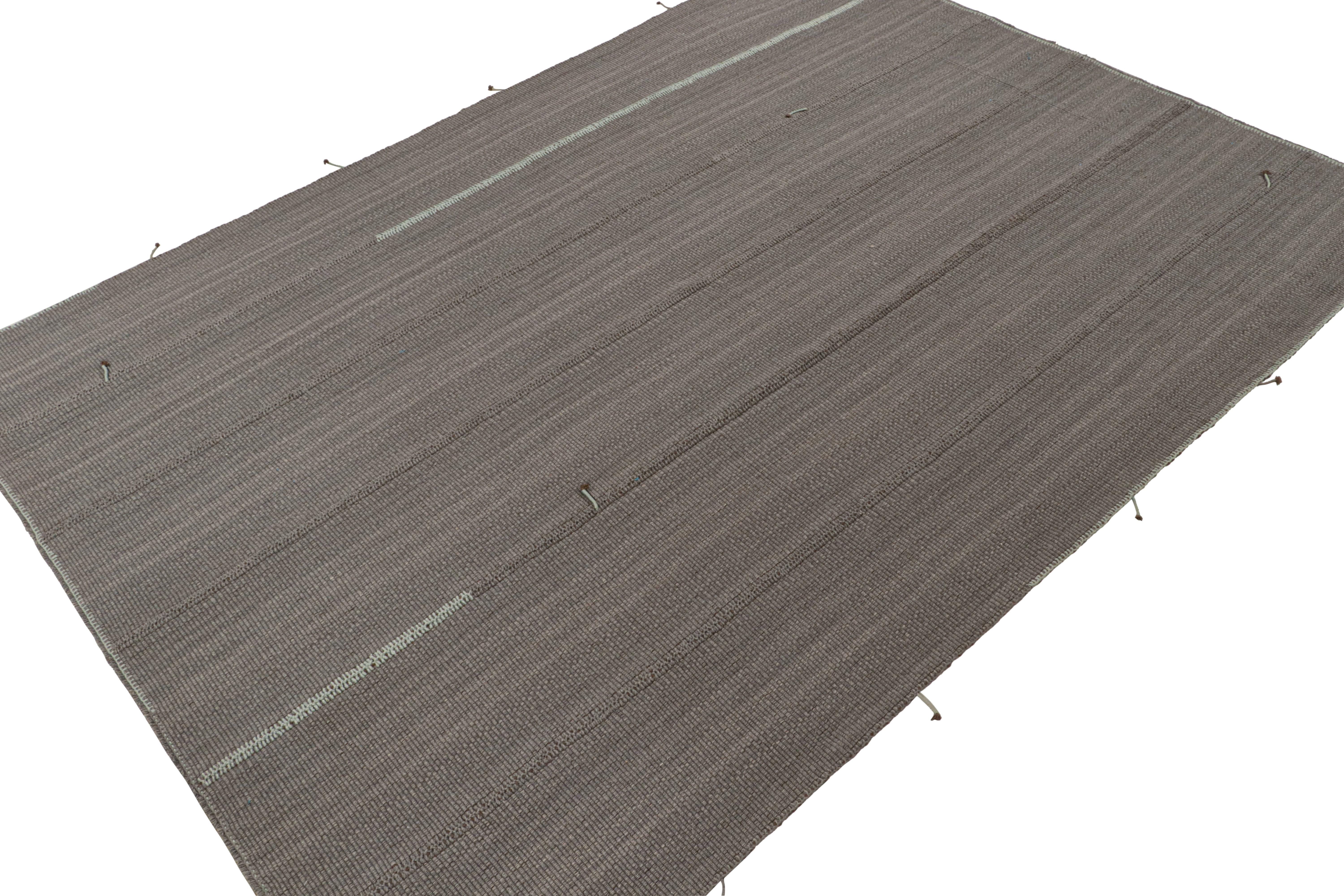 Moderne Tapis Kilim contemporain de Rug & Kilim en gris avec rayures bleues et accents bruns en vente