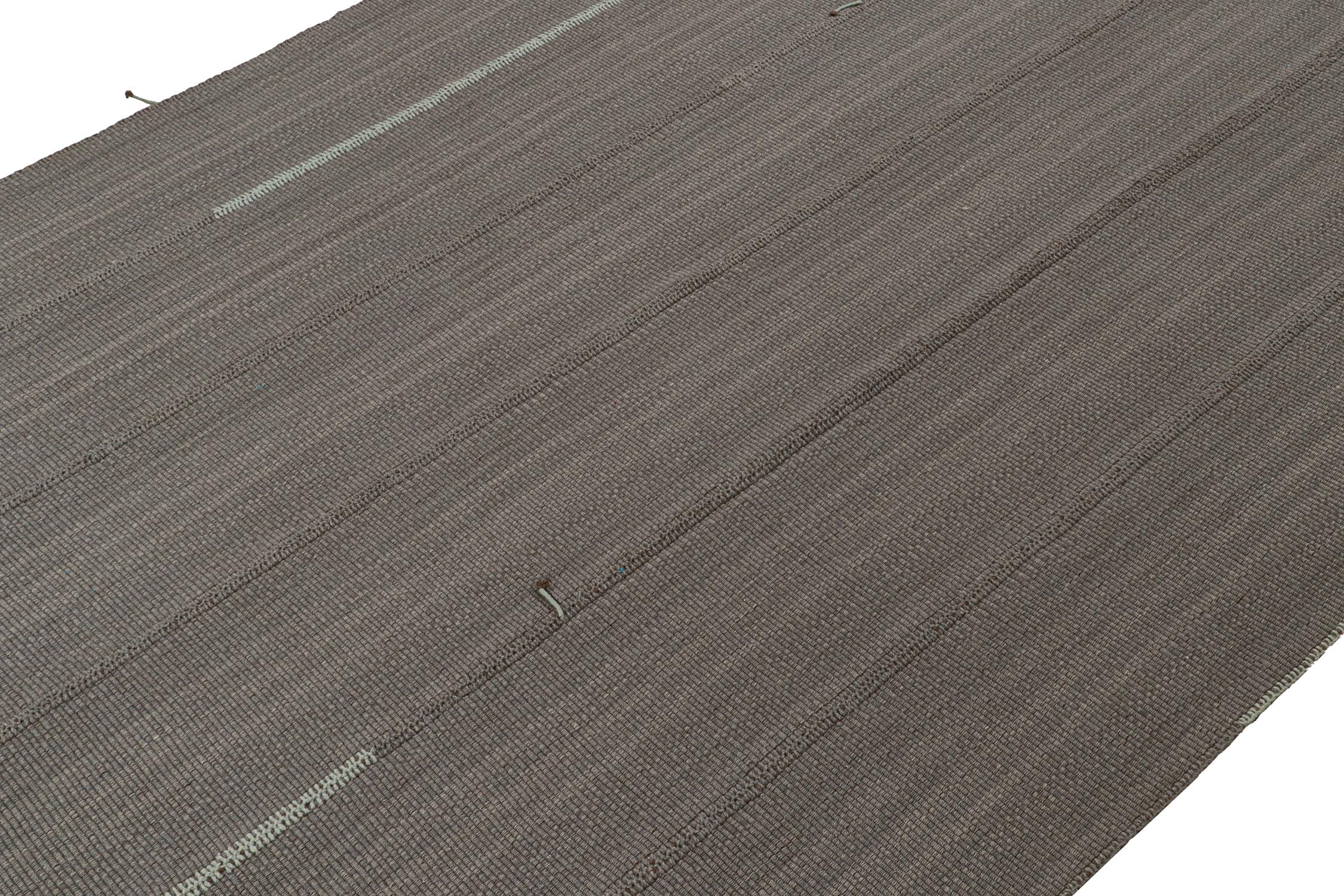Perse Tapis Kilim contemporain de Rug & Kilim en gris avec rayures bleues et accents bruns en vente