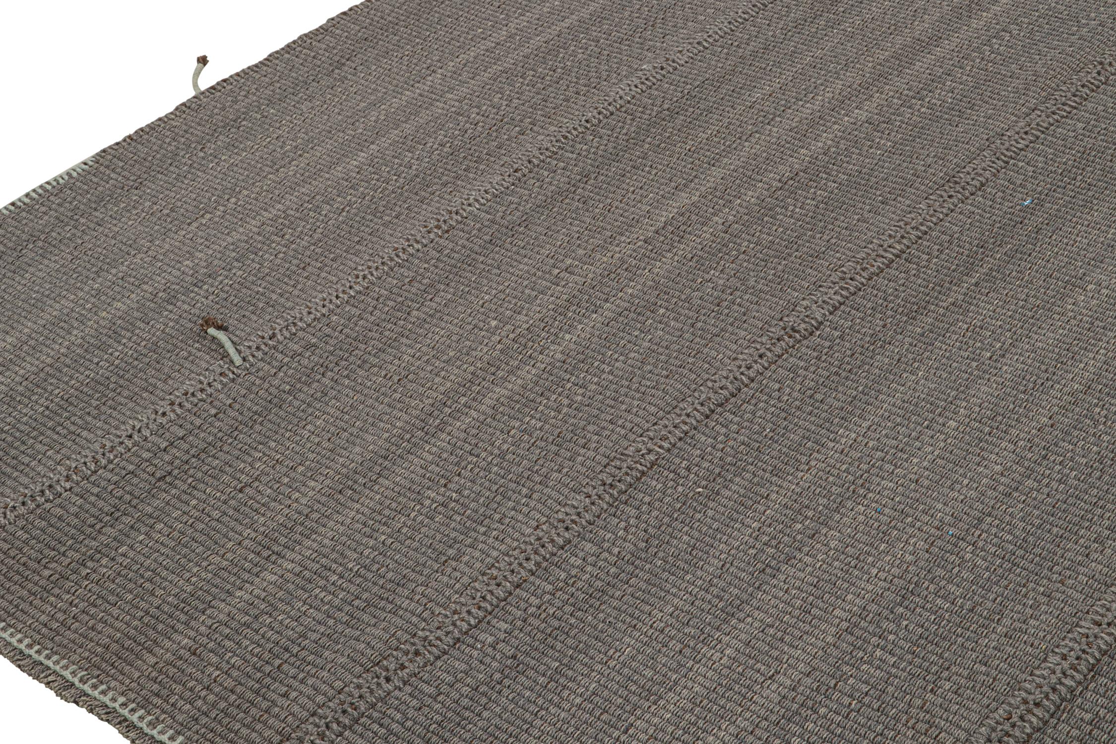 Noué à la main Tapis Kilim contemporain de Rug & Kilim en gris avec rayures bleues et accents bruns en vente