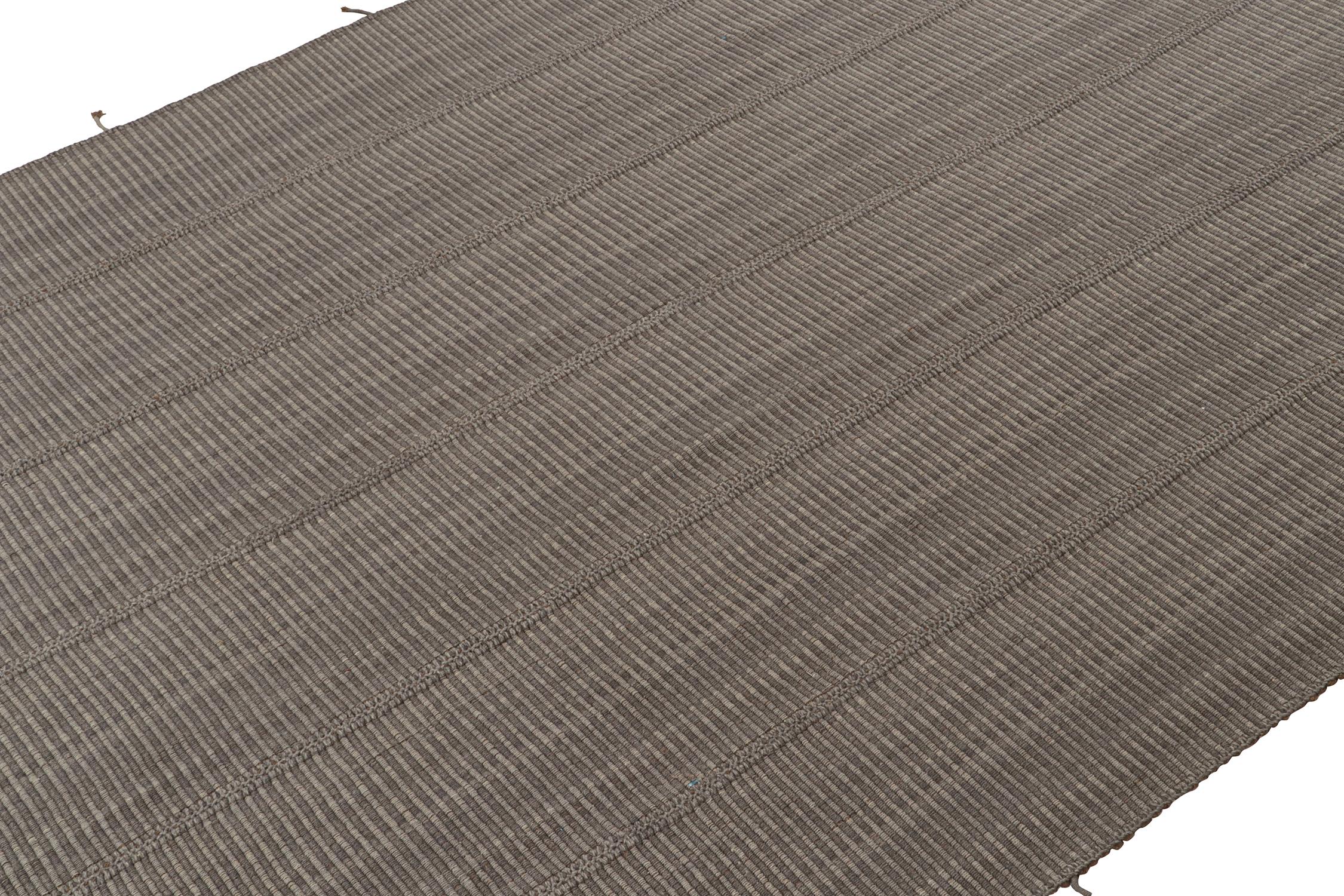 Perse Tapis Kilim contemporain de Rug & Kilim en gris avec des accents bruns en vente