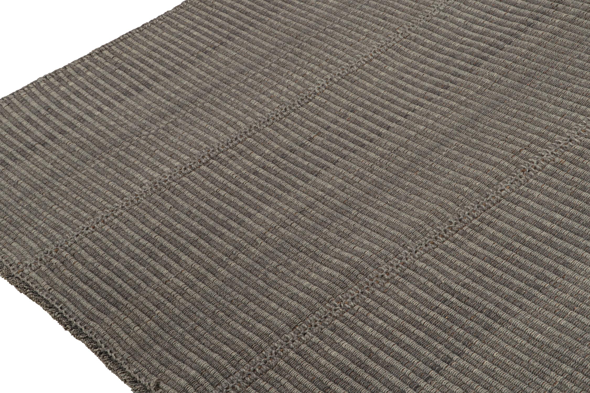 Noué à la main Tapis Kilim contemporain de Rug & Kilim en gris avec des accents bruns en vente