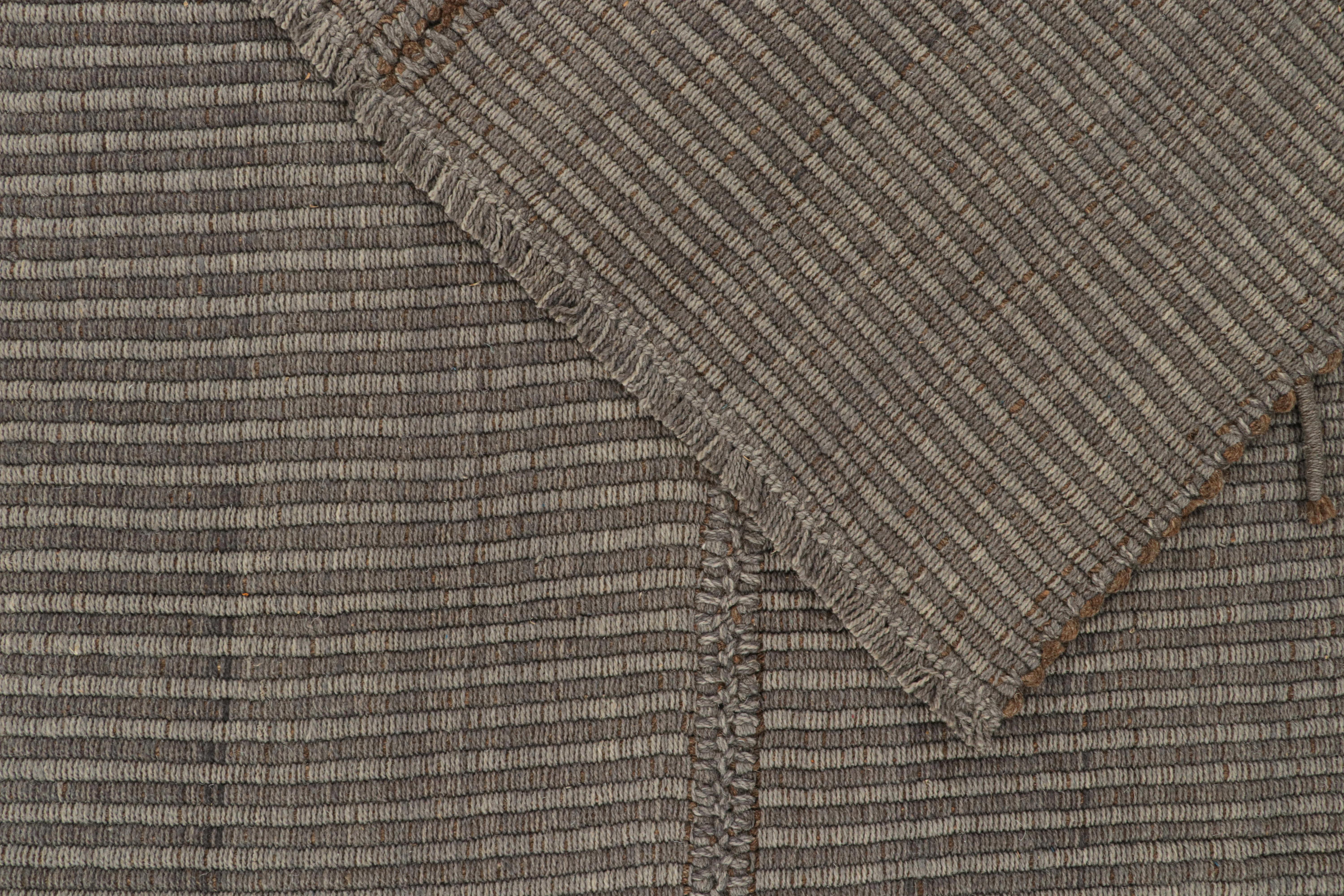 XXIe siècle et contemporain Tapis Kilim contemporain de Rug & Kilim en gris avec des accents bruns en vente