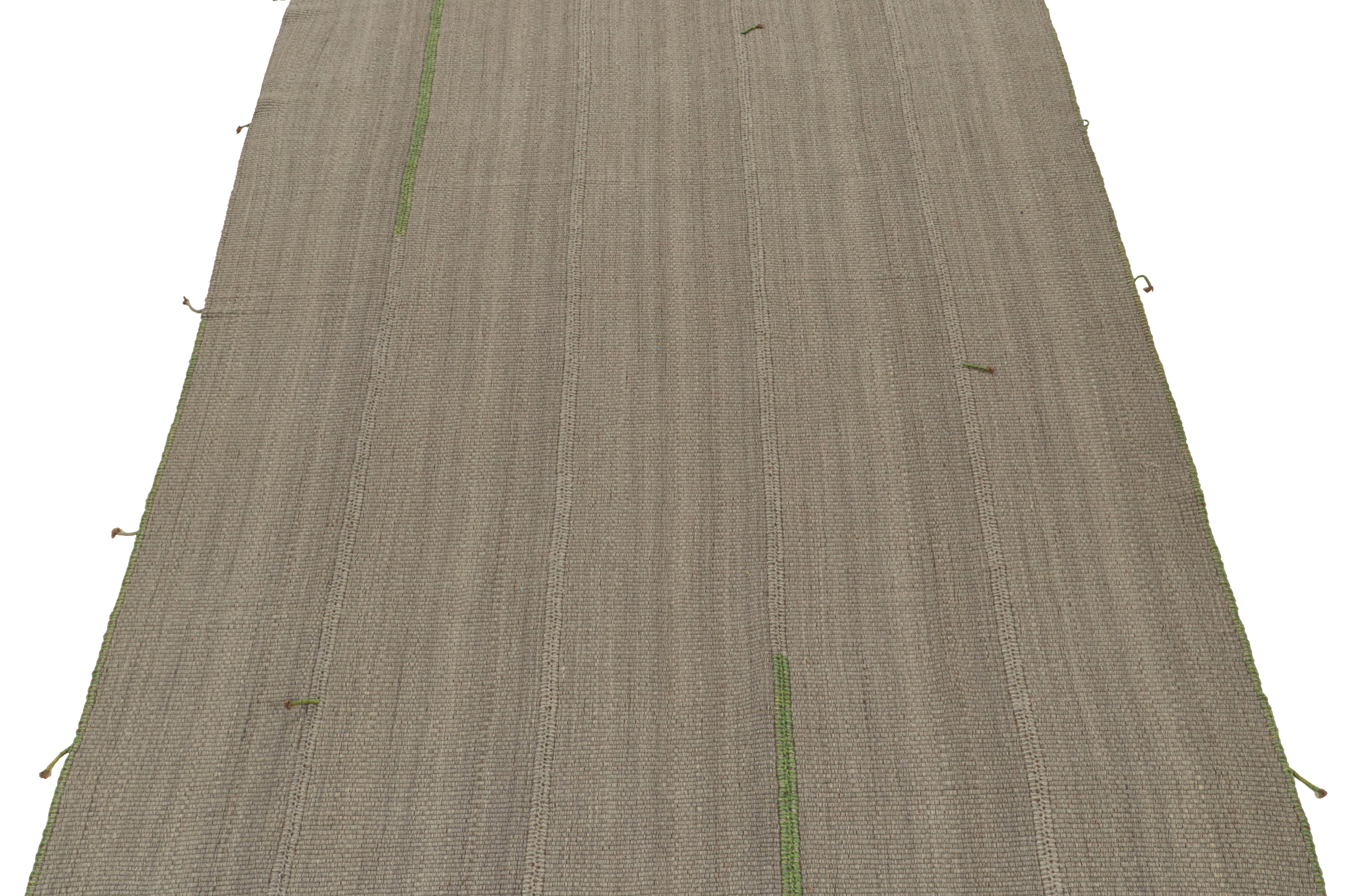 Dieser handgewebte 8x13-Kilim aus Wolle stammt aus einer neuen, kühnen Linie zeitgenössischer Flachgewebe von Rug & Kilim.

Weiter zum Design:

Der 