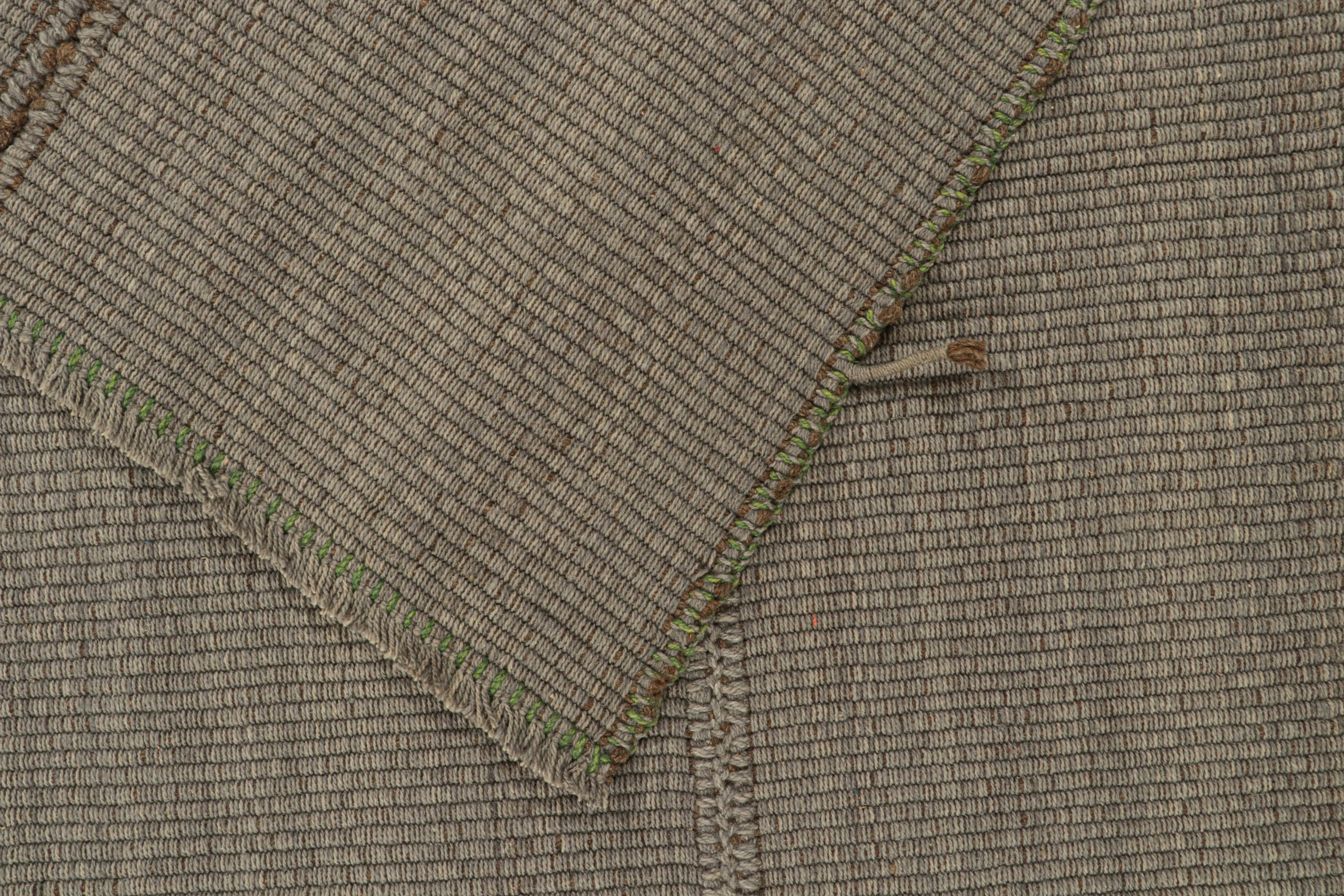 XXI secolo e contemporaneo Rug & Kilim - Tappeto Kilim contemporaneo in grigio con accenti verdi e marroni in vendita