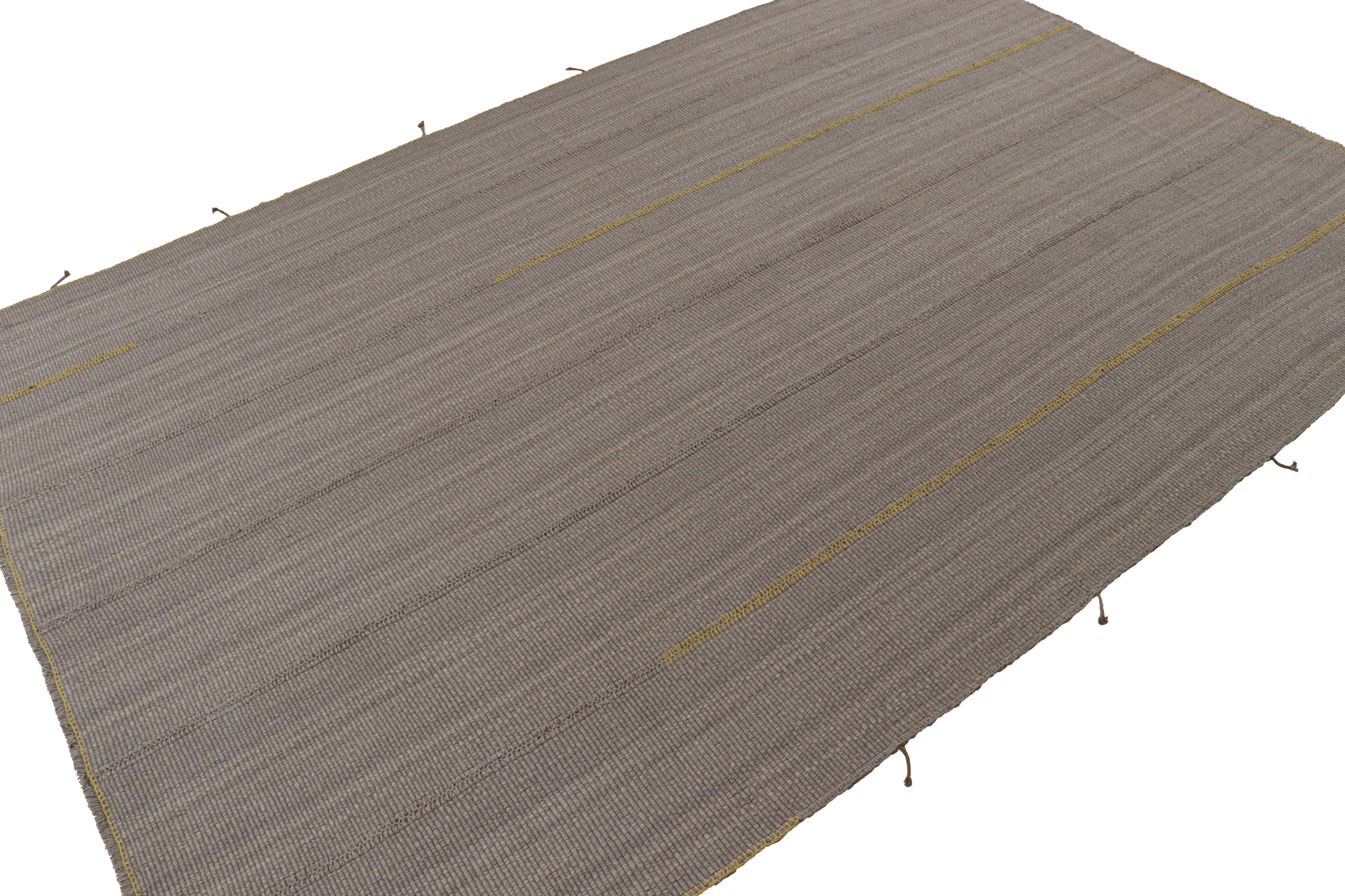 Moderne Tapis Kilim contemporain de Rug & Kilim en gris avec des accents moutarde et marron en vente