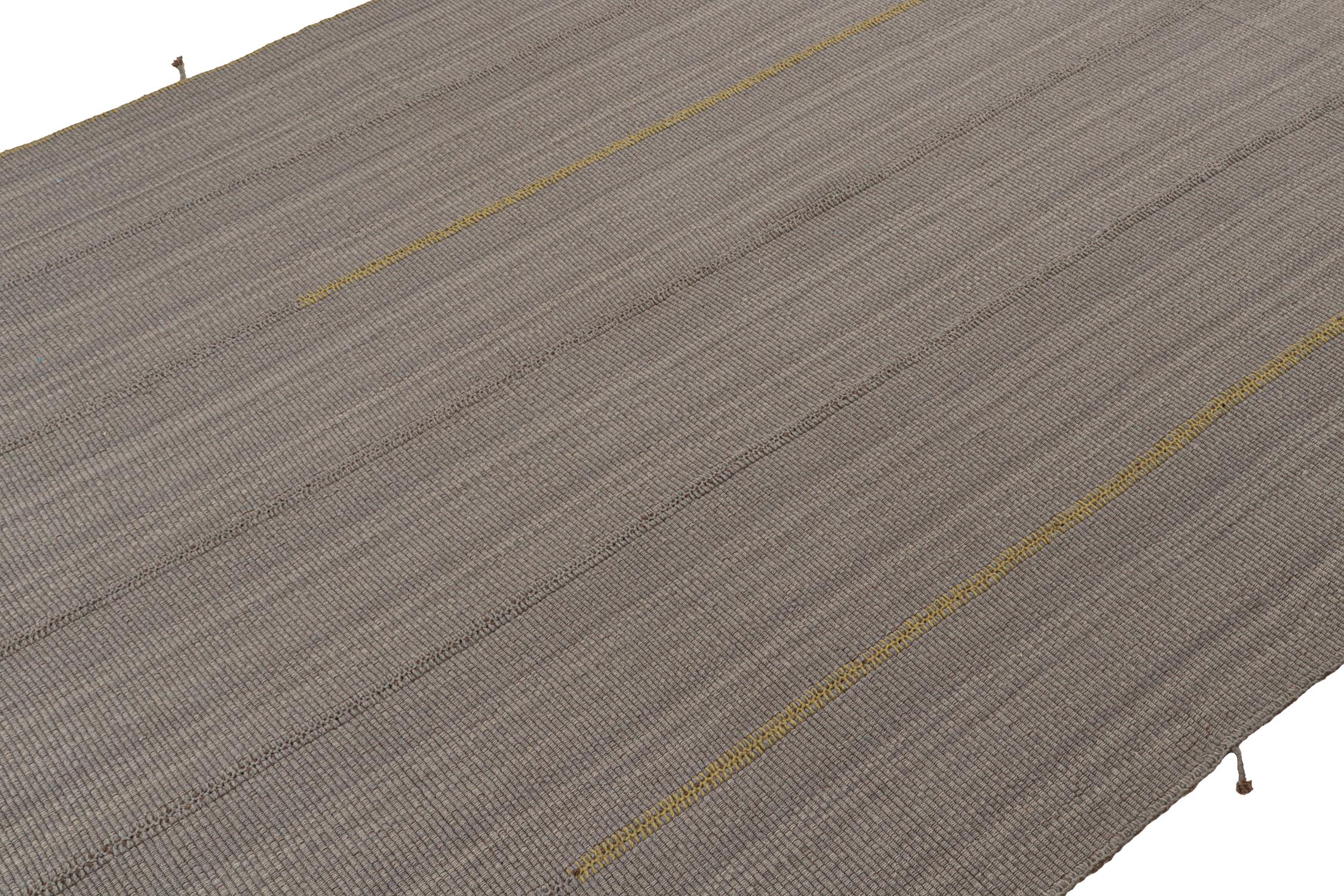 Perse Tapis Kilim contemporain de Rug & Kilim en gris avec des accents moutarde et marron en vente