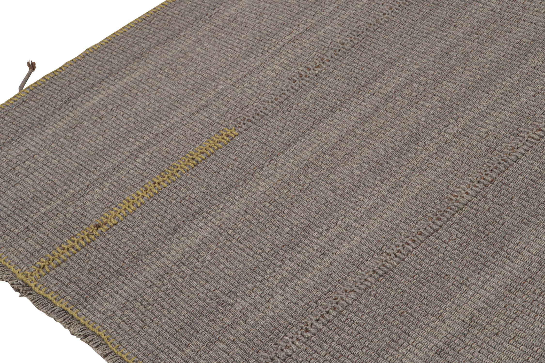 Noué à la main Tapis Kilim contemporain de Rug & Kilim en gris avec des accents moutarde et marron en vente