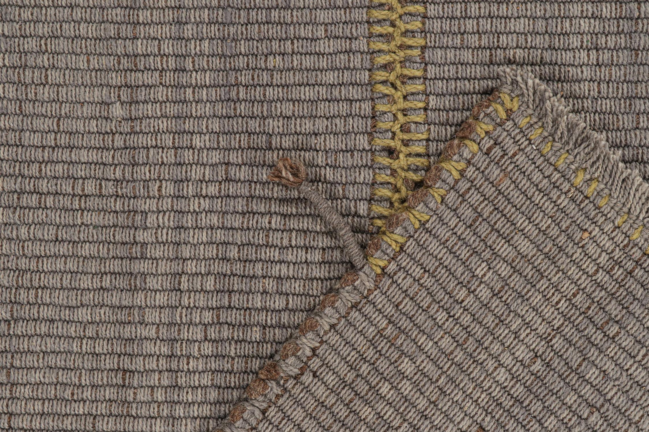 XXIe siècle et contemporain Tapis Kilim contemporain de Rug & Kilim en gris avec des accents moutarde et marron en vente