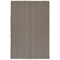 Tapis Kilim contemporain de Rug & Kilim en gris avec des accents moutarde et marron