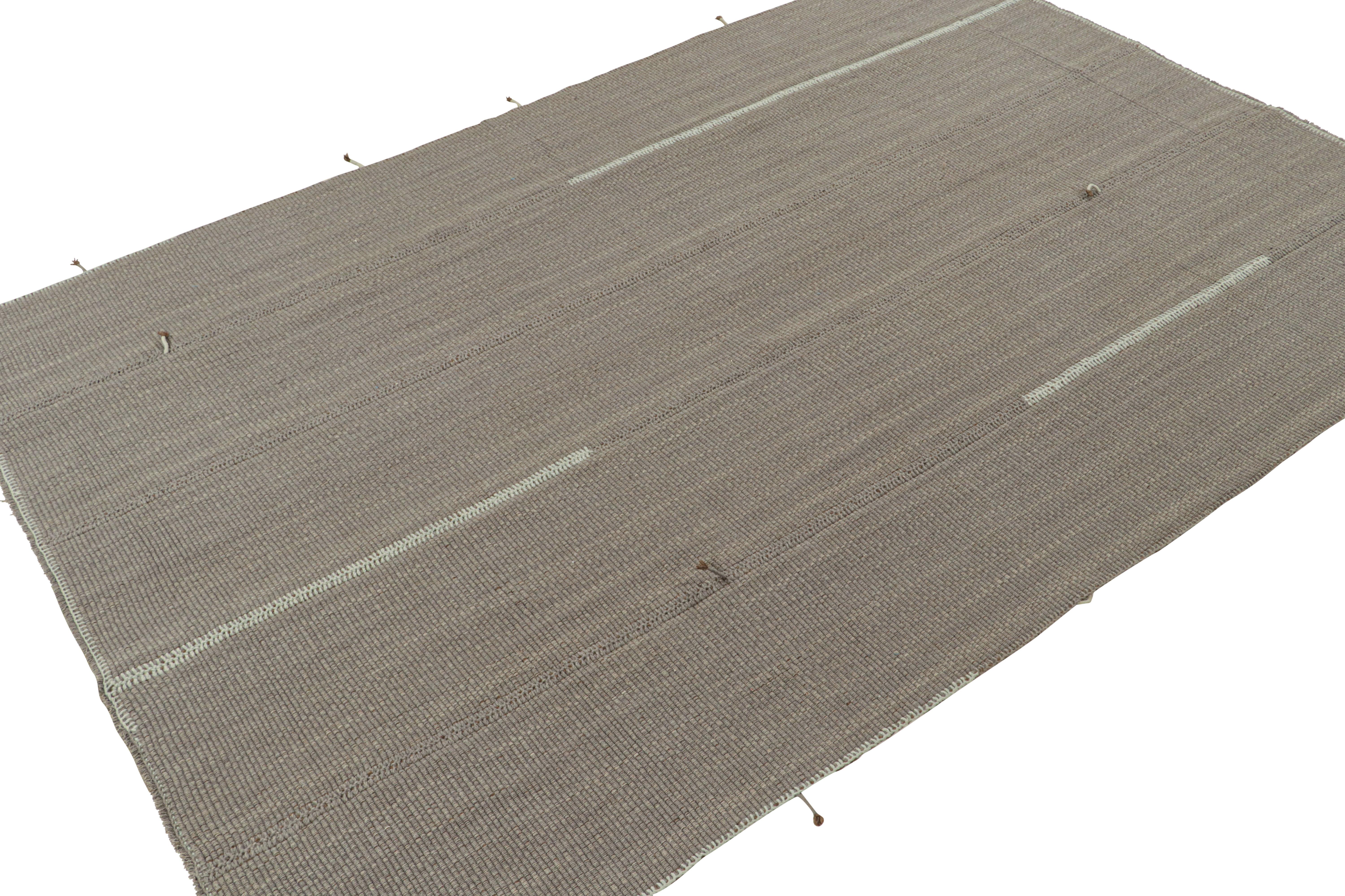 Alfombra kilim contemporánea de Rug & Kilim en gris con detalles en azul cielo y marrón Moderno en venta