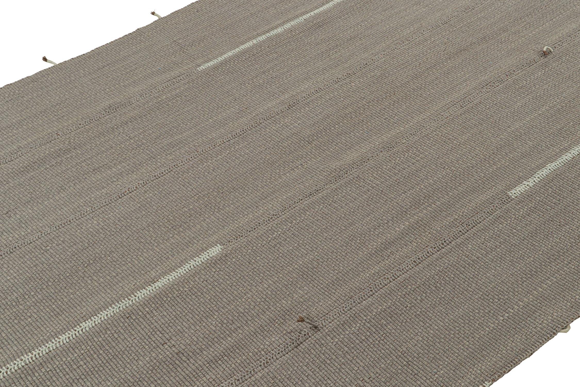 Alfombra kilim contempor�ánea de Rug & Kilim en gris con detalles en azul cielo y marrón Persa en venta