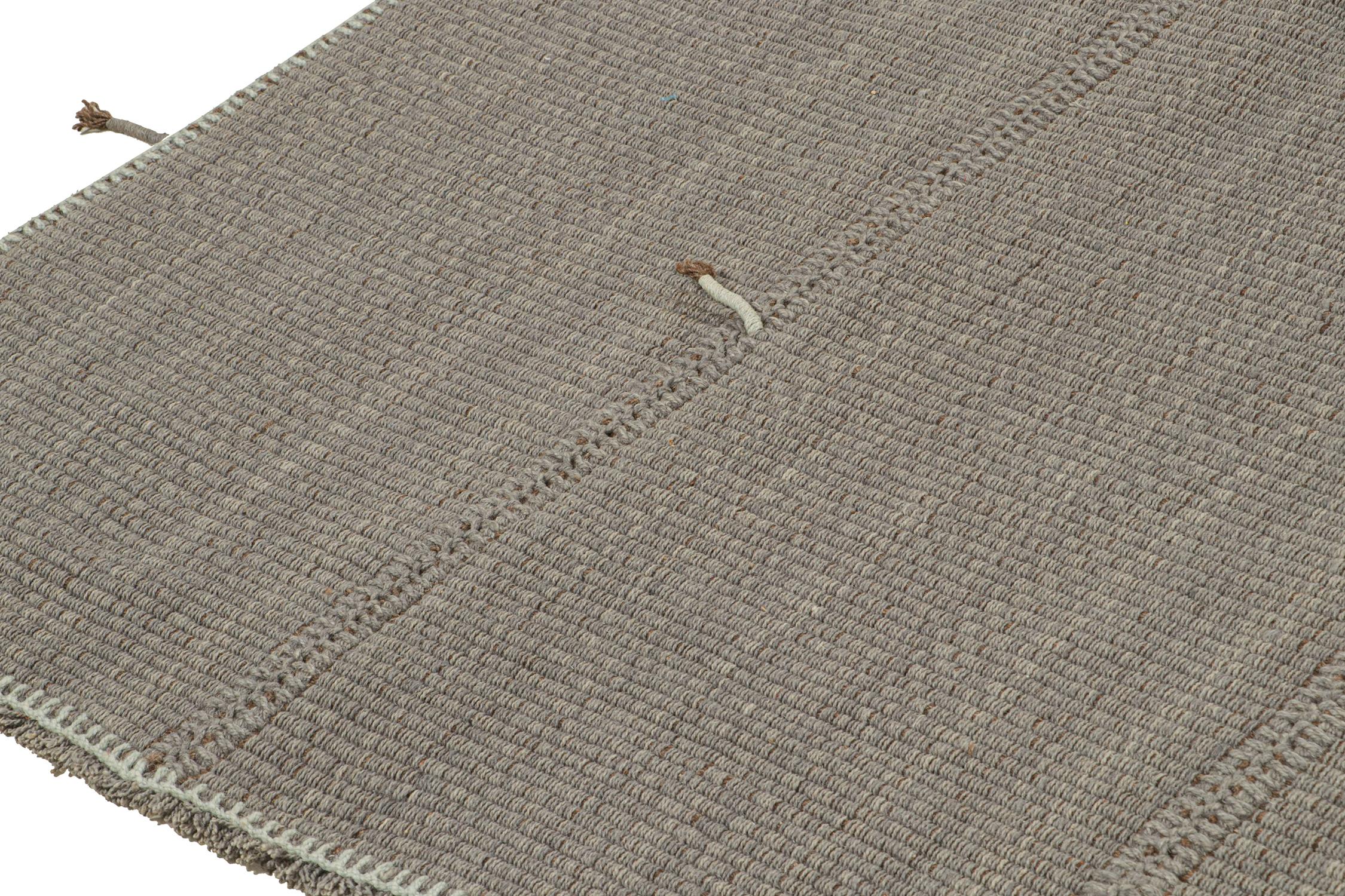 Noué à la main Tapis Kilim contemporain de Rug & Kilim en gris avec des accents bleu ciel et marron en vente
