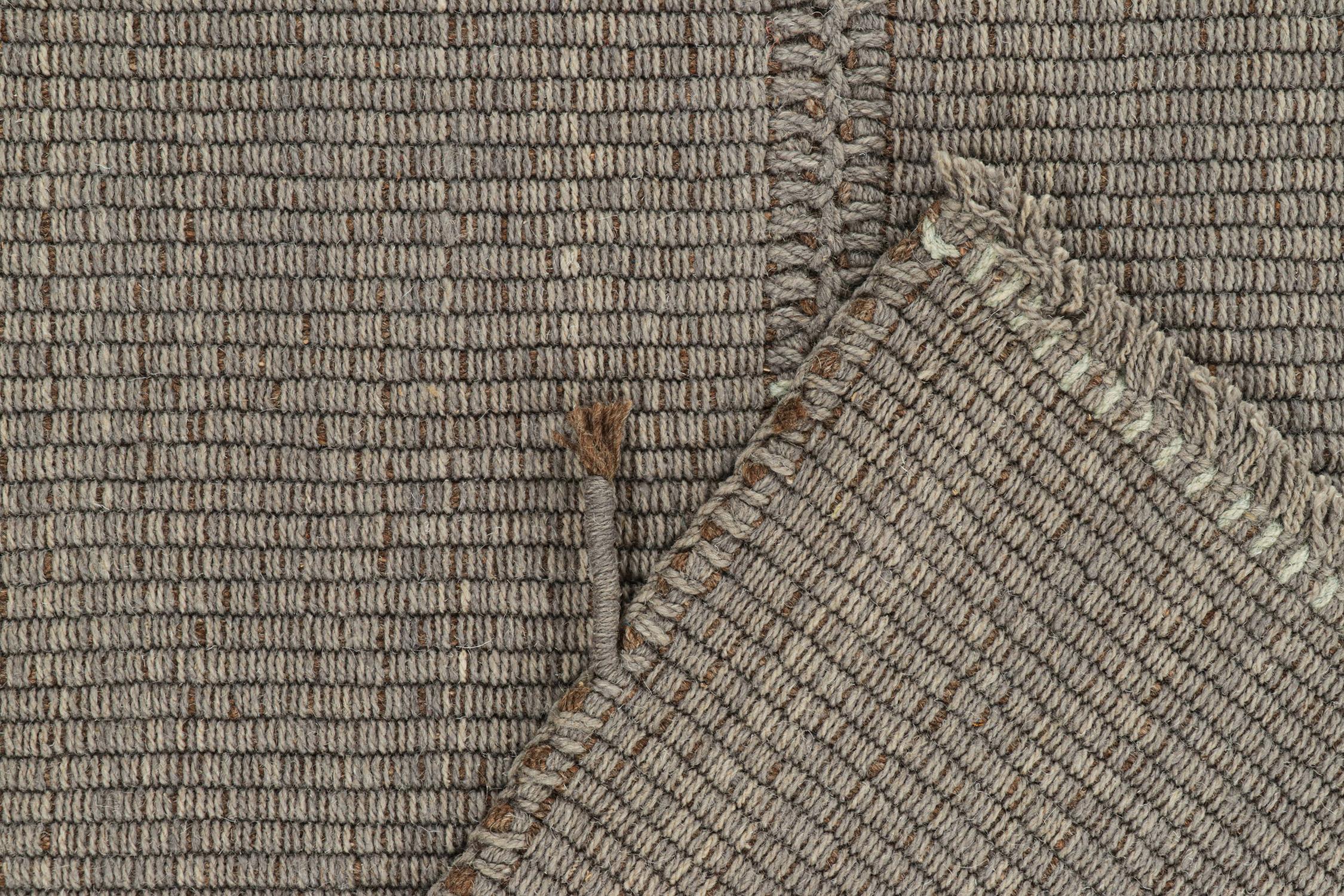 Alfombra kilim contemporánea de Rug & Kilim en gris con detalles en azul cielo y marrón Siglo XXI y contemporáneo en venta