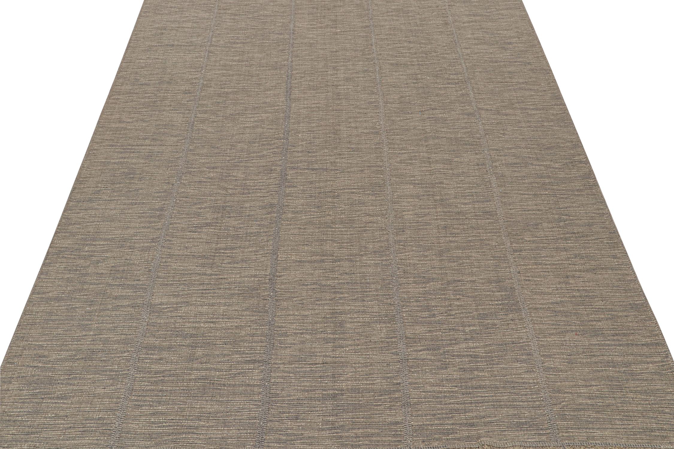 Moderne Tapis Kilim contemporain de Rug & Kilim en grège avec des accents bleus en vente