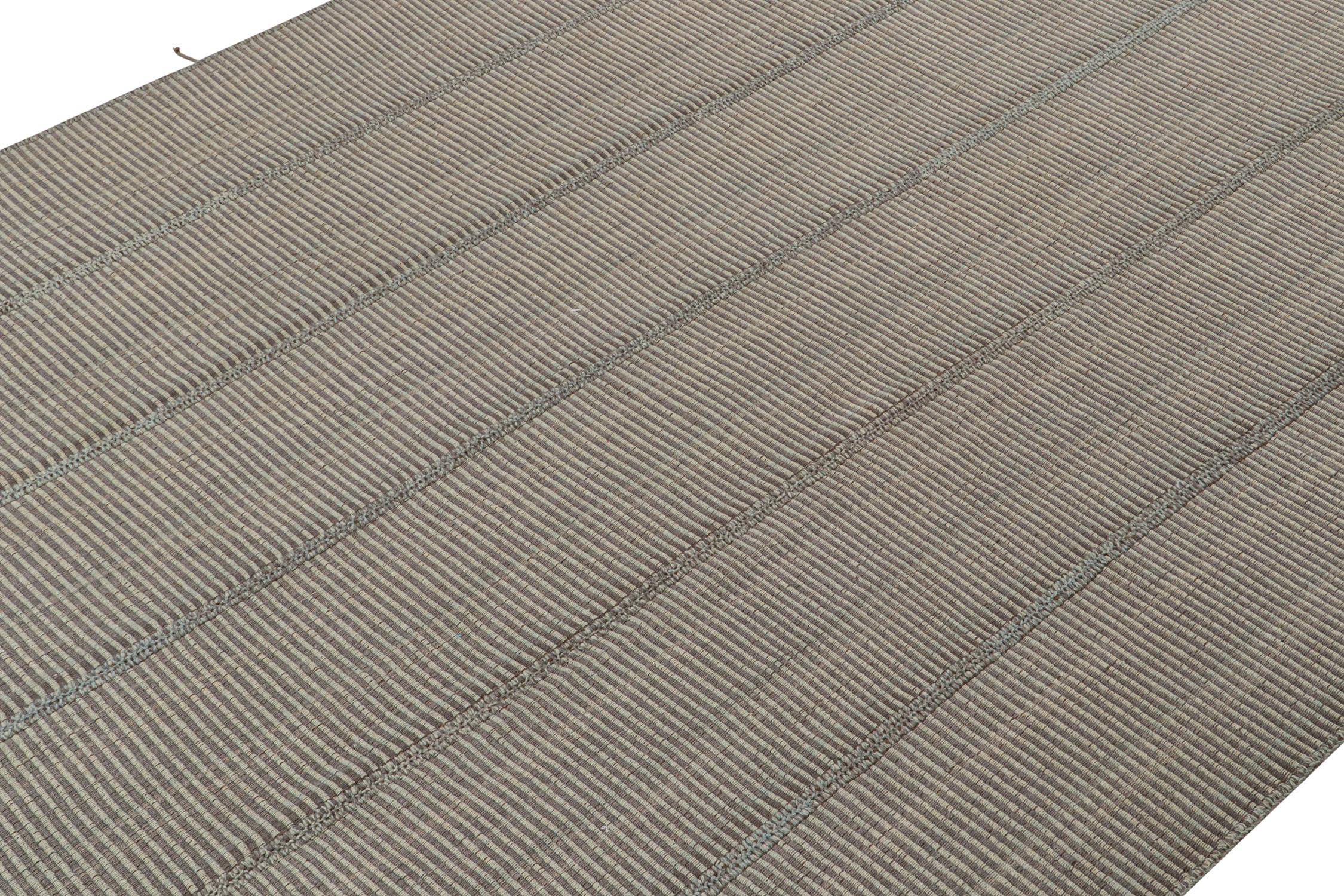 Perse Rug & Kilim's Tapis Kilim contemporain à rayures grises et bleues avec touches de Brown en vente
