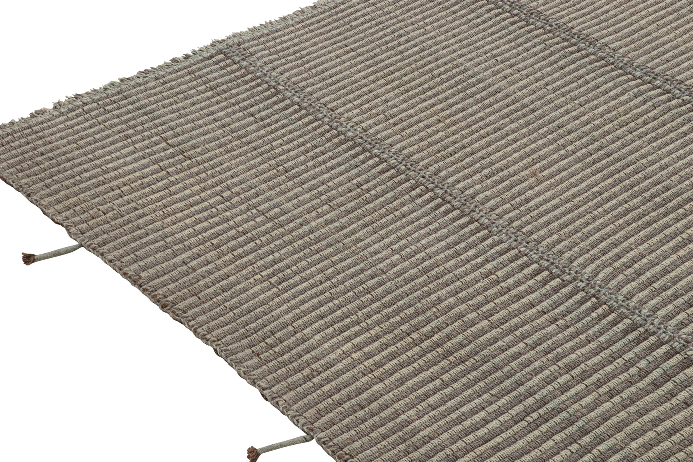 Rug & Kilim's Contemporary Kilim Teppich in Grau und Blau gestreift mit braunen Akzenten (Handgeknüpft) im Angebot