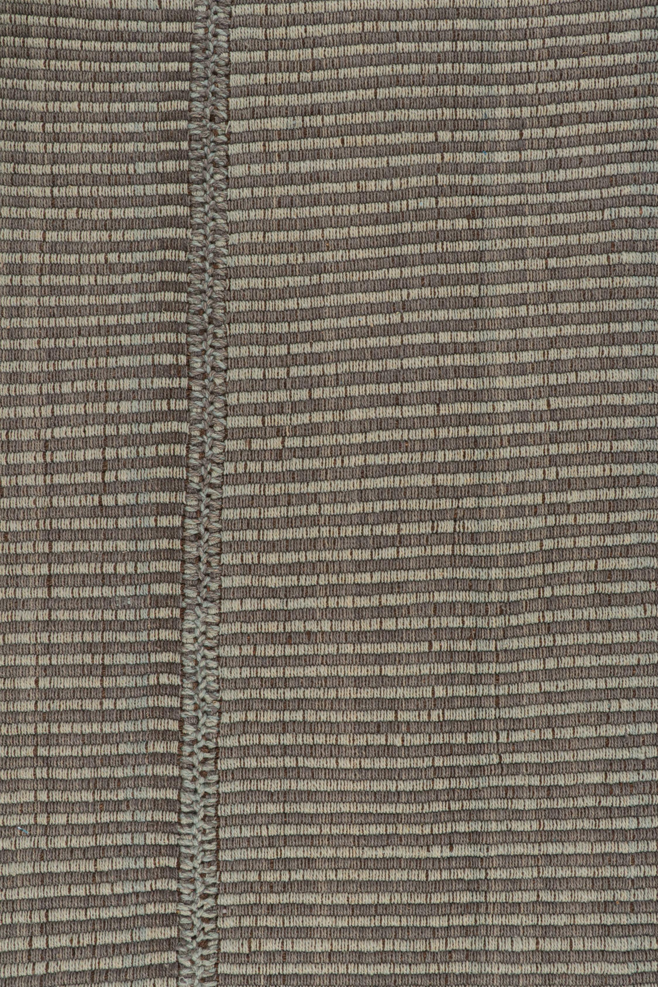 Rug & Kilim's Tapis Kilim contemporain à rayures grises et bleues avec touches de Brown Neuf - En vente à Long Island City, NY