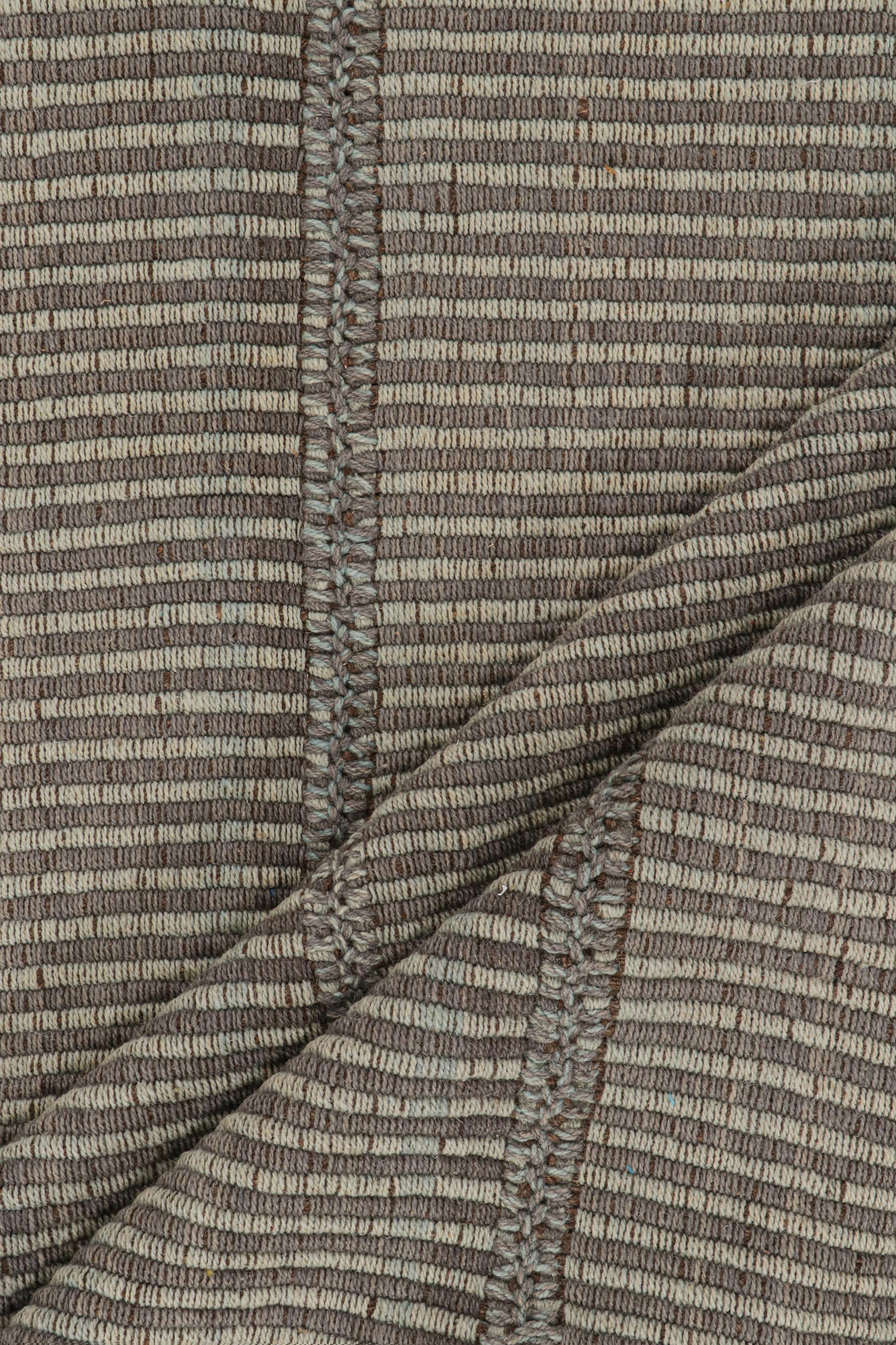 XXIe siècle et contemporain Rug & Kilim's Tapis Kilim contemporain à rayures grises et bleues avec touches de Brown en vente