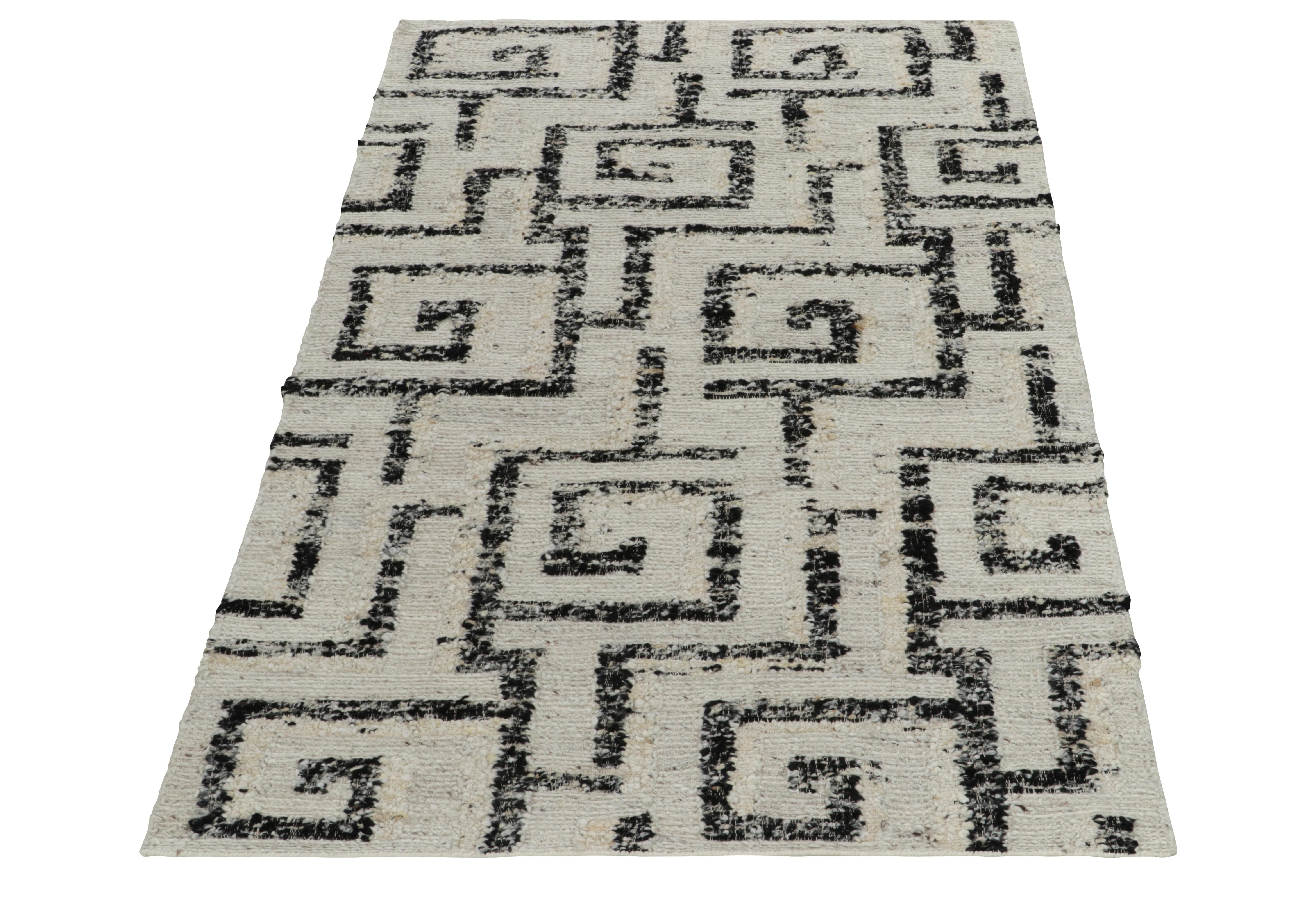 Rug & Kilim enthüllt seine Innovation in Stil und Technik mit diesem flach gewebten Teppich (5x8), der kühne Positiv-Negativ-Farbtöne und Art-Déco-Stil erforscht. Der Kelim zeichnet sich durch ein modernes geometrisches Muster in Elfenbein und