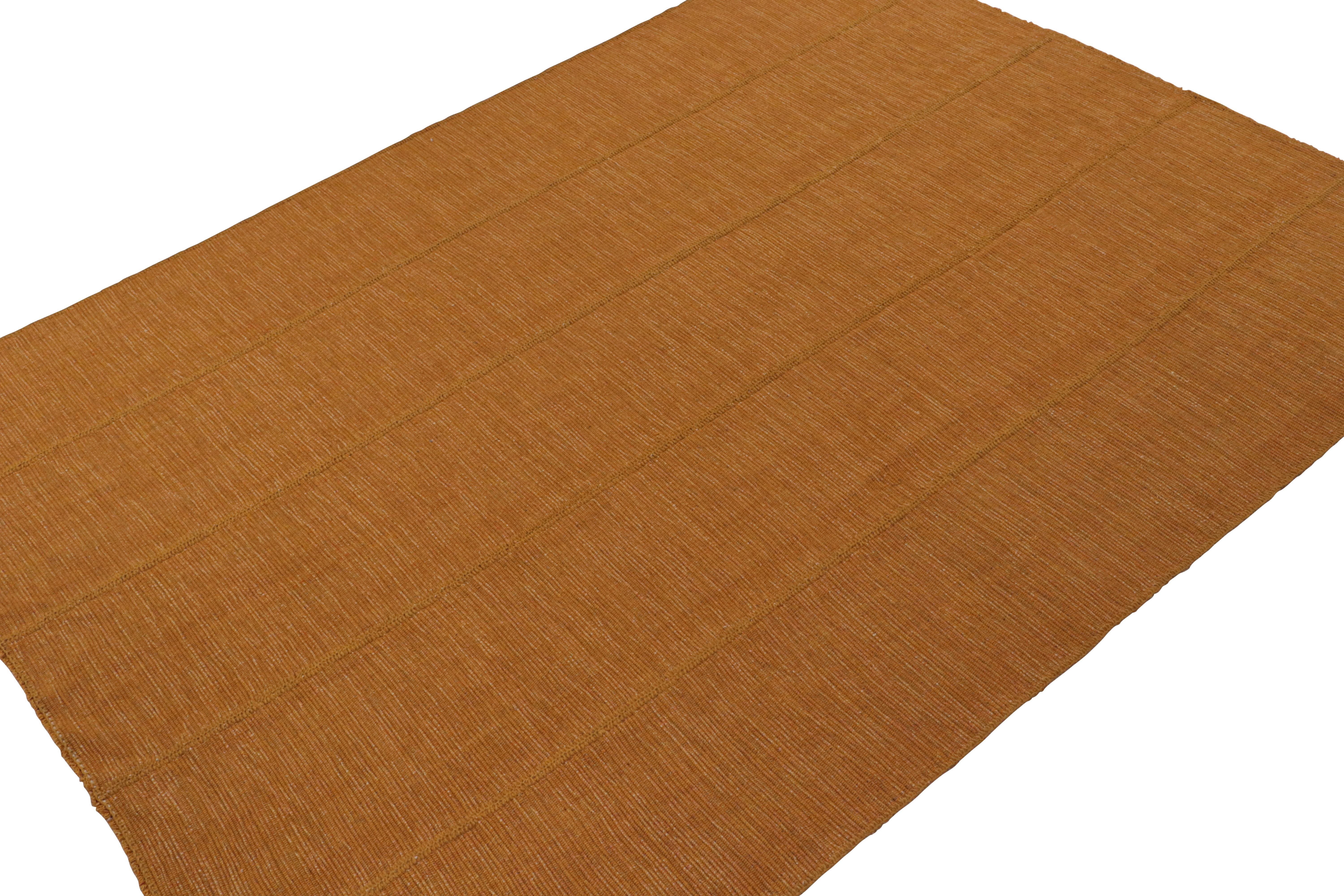 Moderno Rug & Kilim: Tappeto Kilim contemporaneo in ocra con accenti beige e rosa in vendita