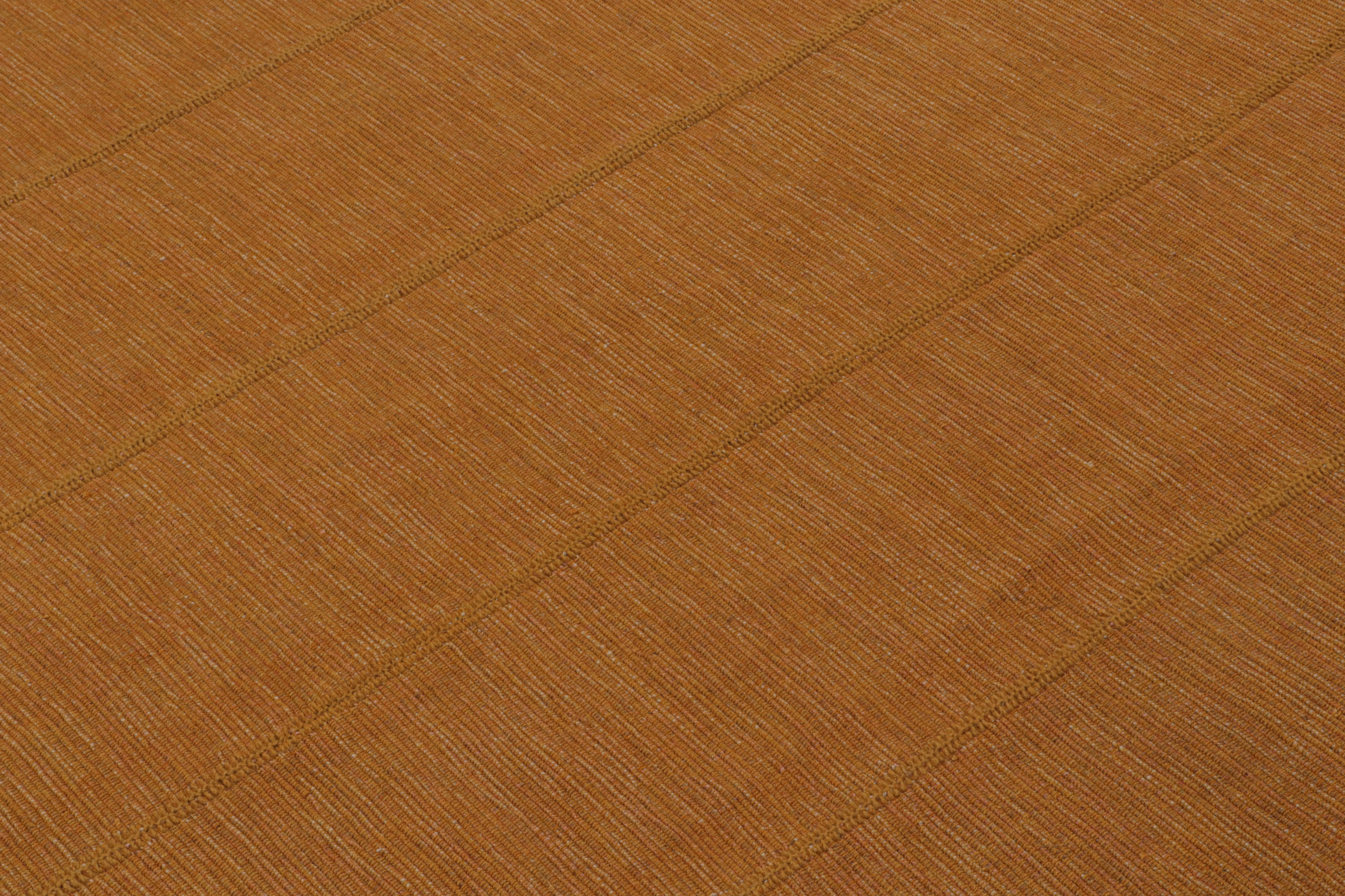 Persiano Rug & Kilim: Tappeto Kilim contemporaneo in ocra con accenti beige e rosa in vendita