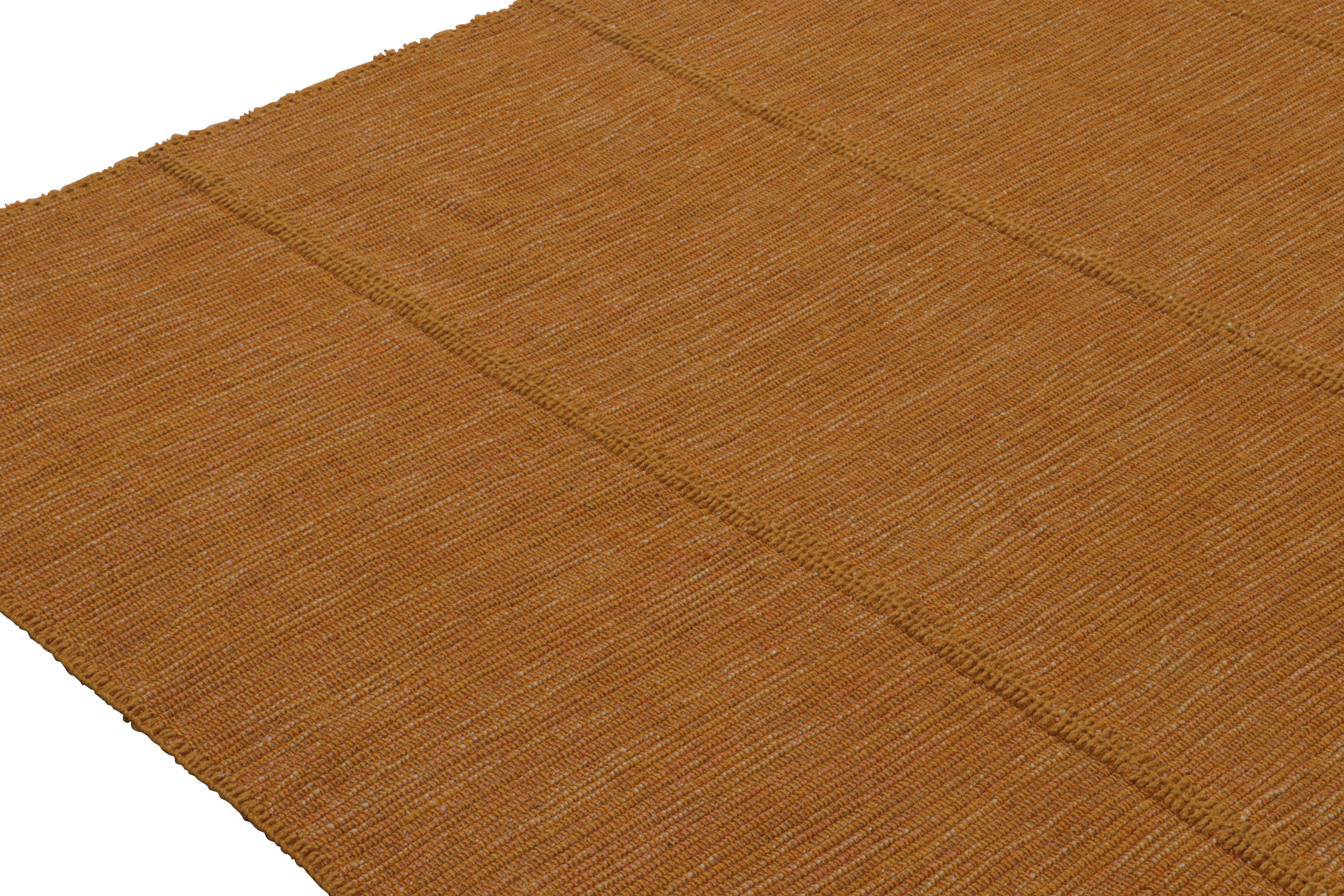 Noué à la main Rug & Kilim’s Contemporary Kilim Rug in Ochre with Beige and Pink Accents en vente